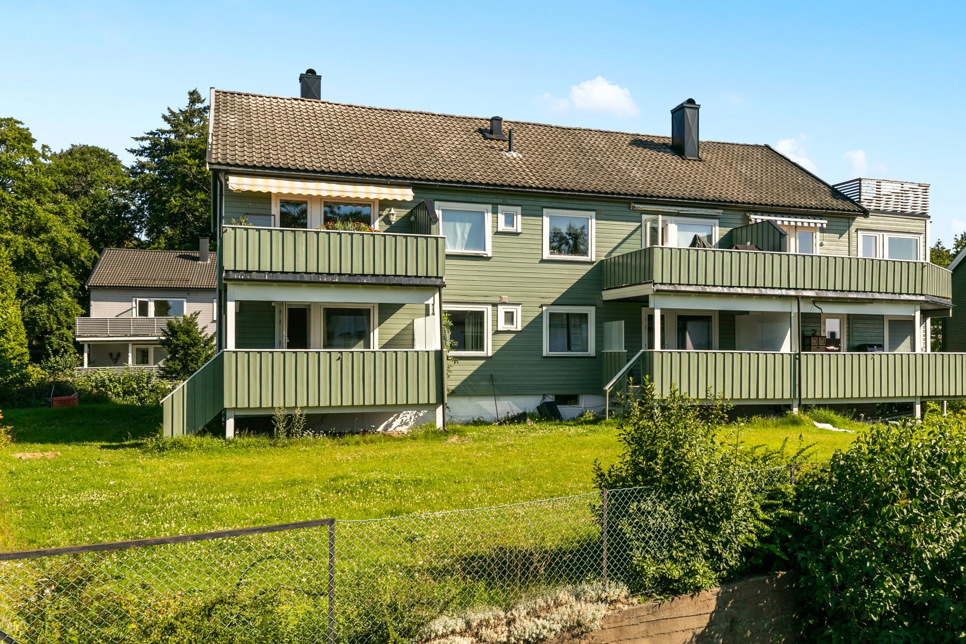Leiligheten disponerer en loftsbod og to kjellerboder, som gir rikelig med lagringsplass.. Bilde nummer 1 av 3