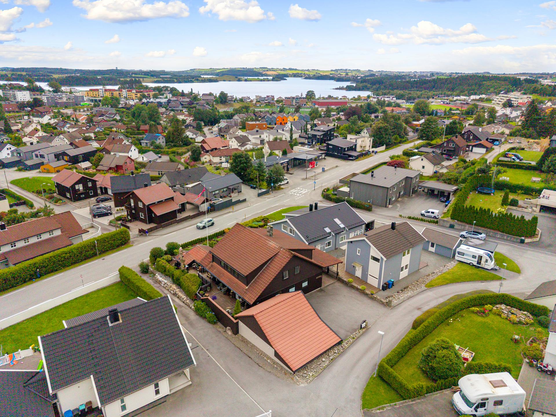 Svært innholdsrik enebolig med barnevennlig beliggenhet i et etablert nabolag. . Bilde nummer 2 av 3