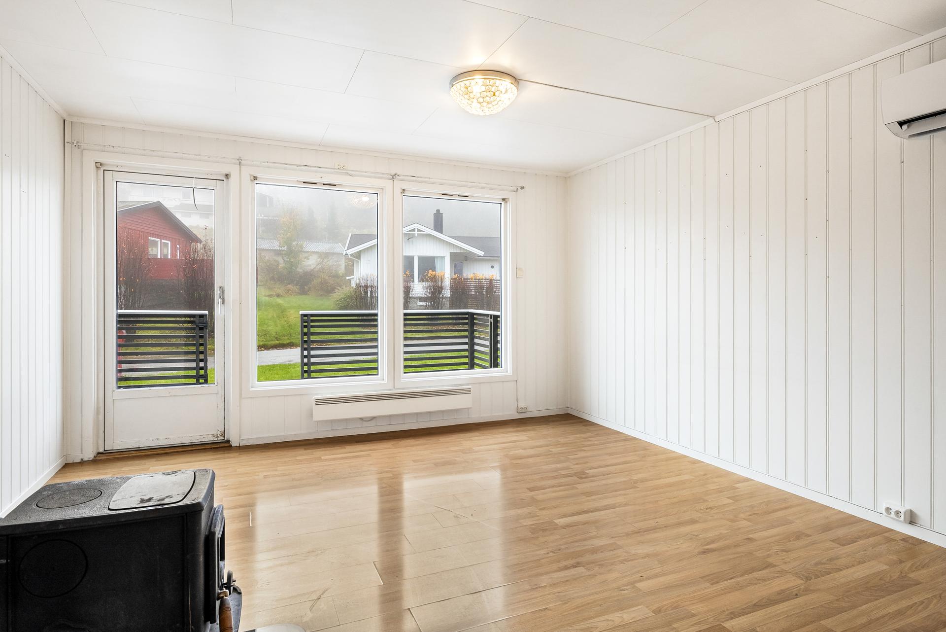 Stuen har vedovn, varmepumpe og direkte utgang til den sørvendte terrassen.. Bilde nummer 3 av 3