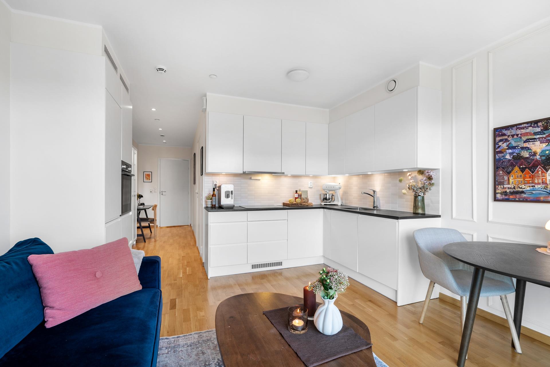 Vannbåren gulvvarme, downlights i himling, stilrent kjøkken og lekkert bad m.m.. Bilde nummer 3 av 3
