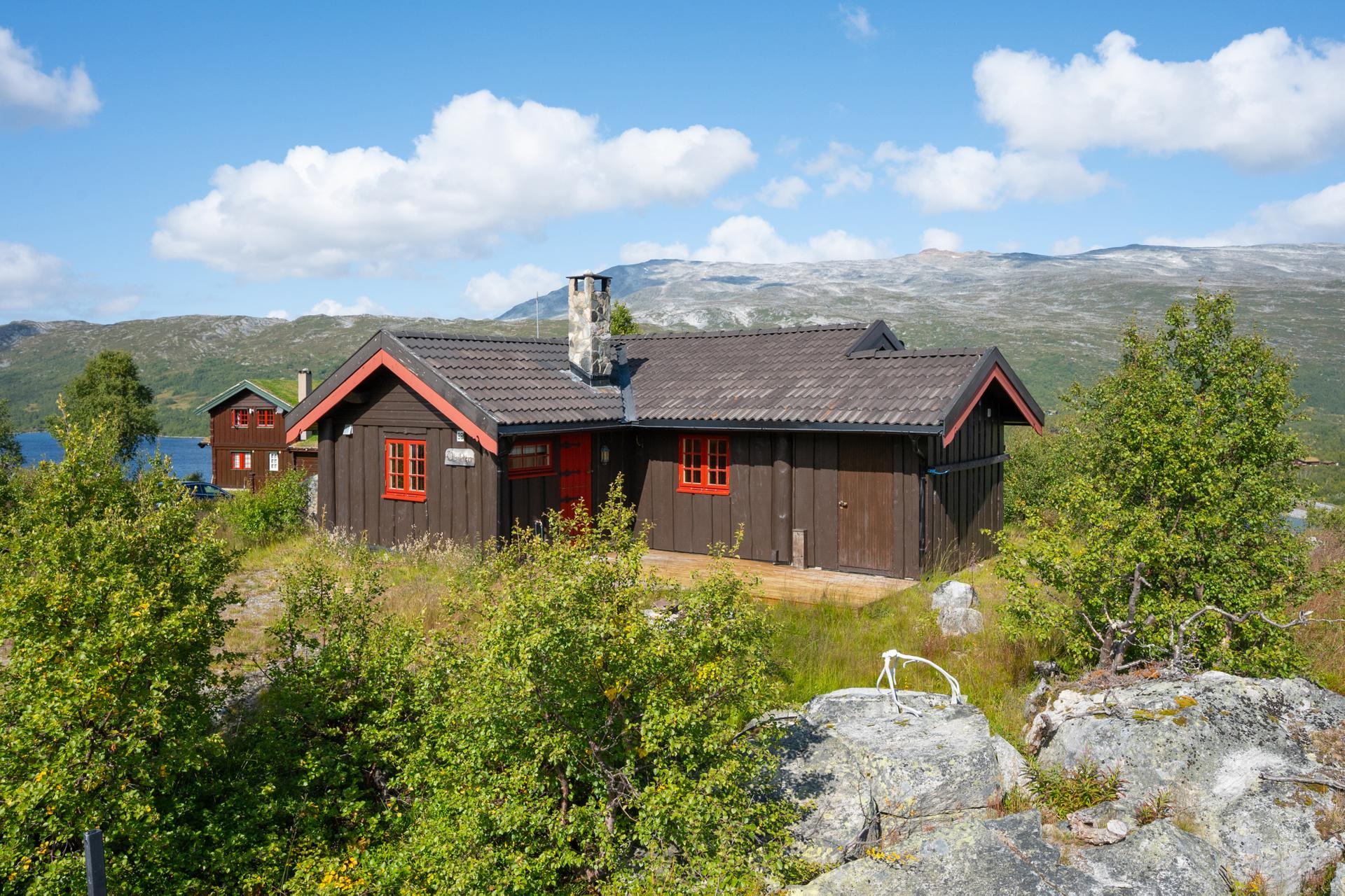 Fritidseiendom med en flott beliggenhet og utsikt utover fjellheimen.. Bilde nummer 2 av 3