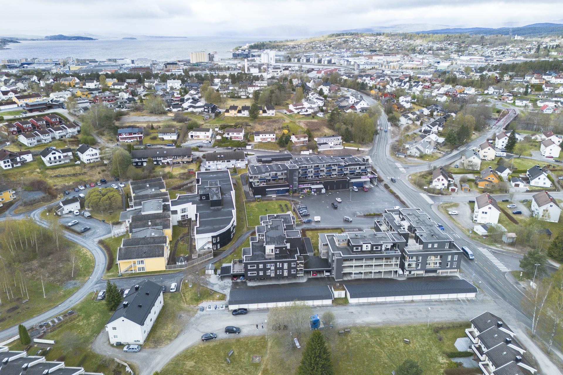Sentral beliggenhet med gangavstand til sentrumsfunksjoner, og umiddelbar nærhet til matbutikk, barnehage og skole.. Bilde nummer 3 av 3
