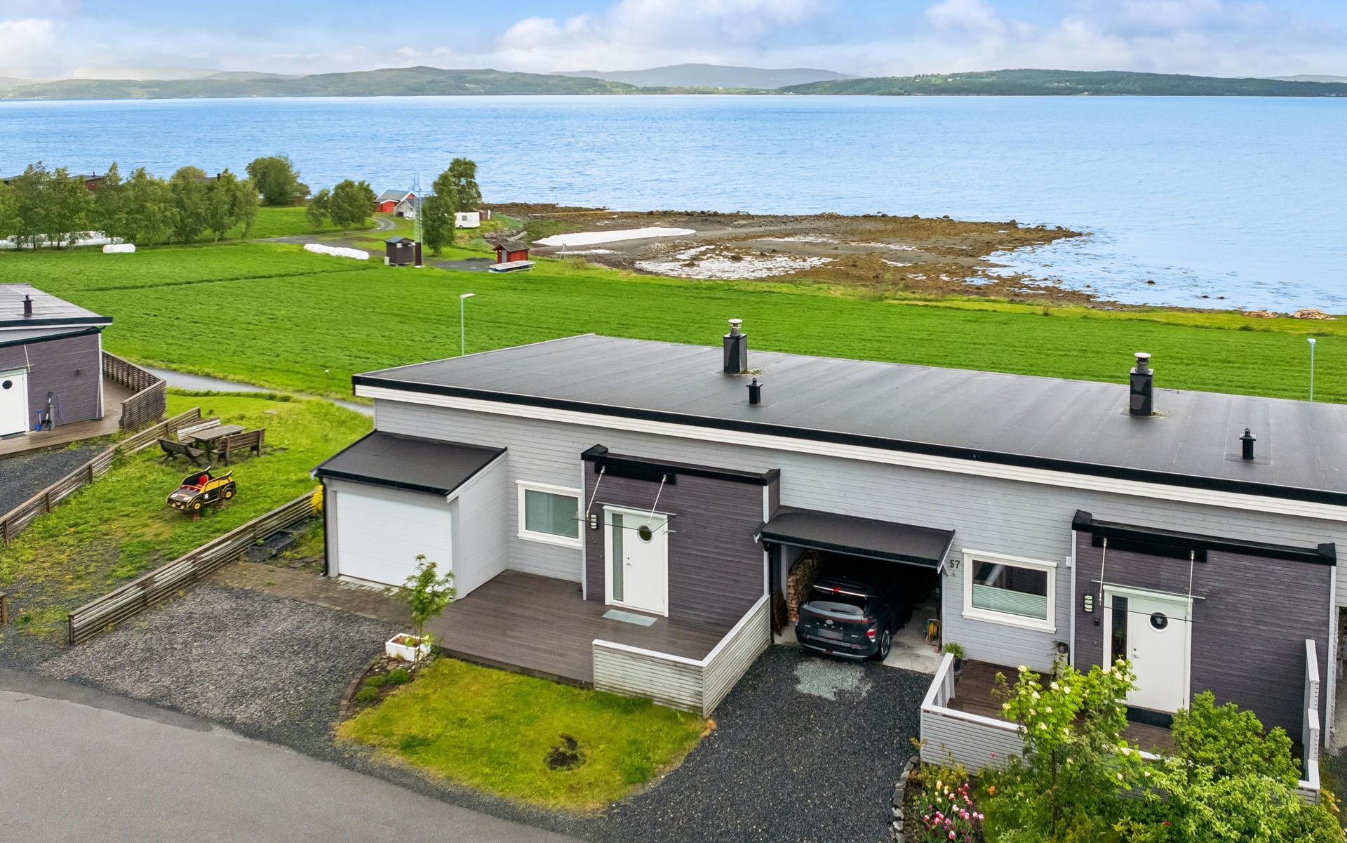Velkommen til Nordengbakkan 57 - Flott rekkehus i første rekke mot fjorden med fantastisk utsikt og gode solforhold.. Bilde nummer 1 av 3