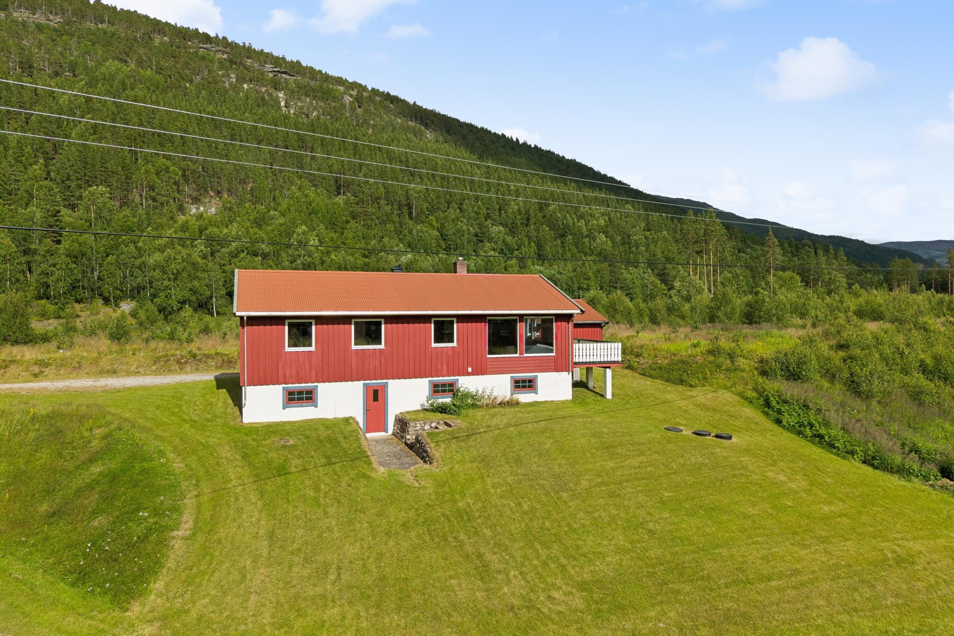 Enebolig med stor tomt, beliggende i naturskjønne omgivelser.. Bilde nummer 2 av 3