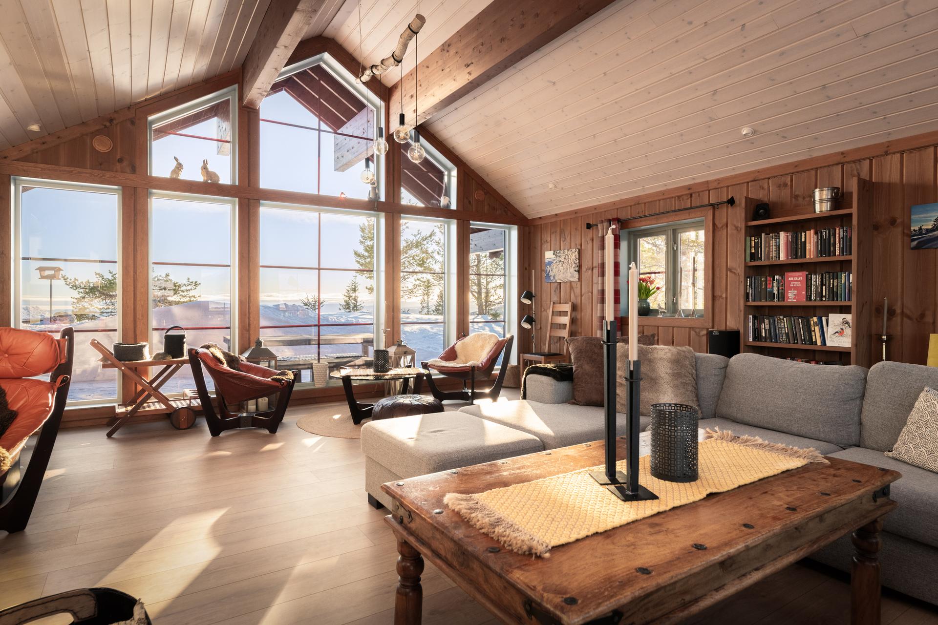 Stor og lekker familiehytte med gjennomført stil og flotte overflater. Flott solrik beliggenhet rett ved skiløypene.. Bilde nummer 2 av 3