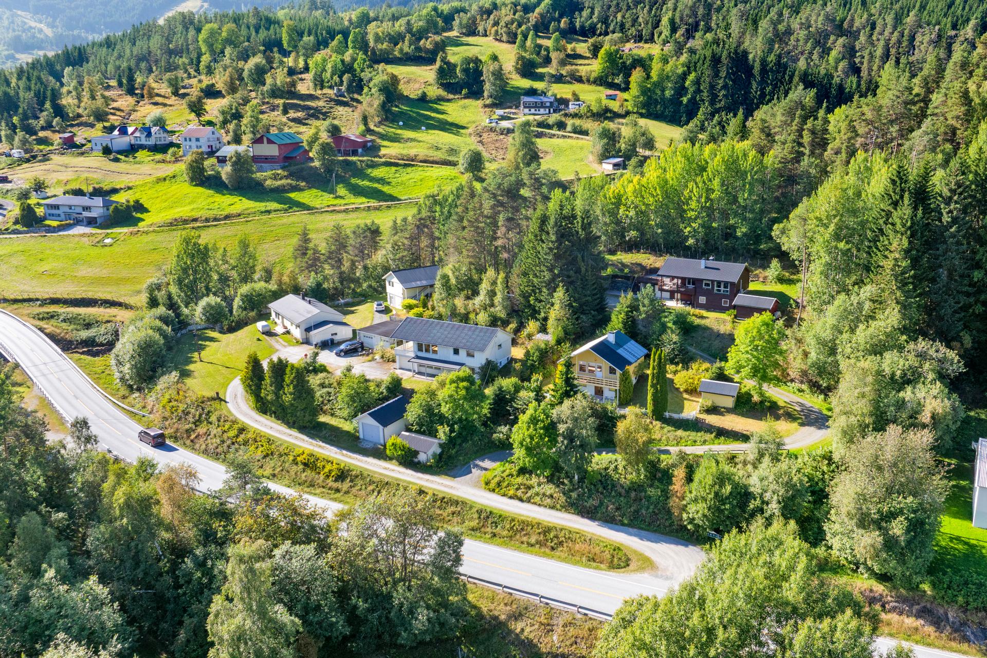Eigedomen har ei landleg plassering på Indre Hafslo, omlag midt mellom Hafslo og Gaupne. . Bilde nummer 2 av 3