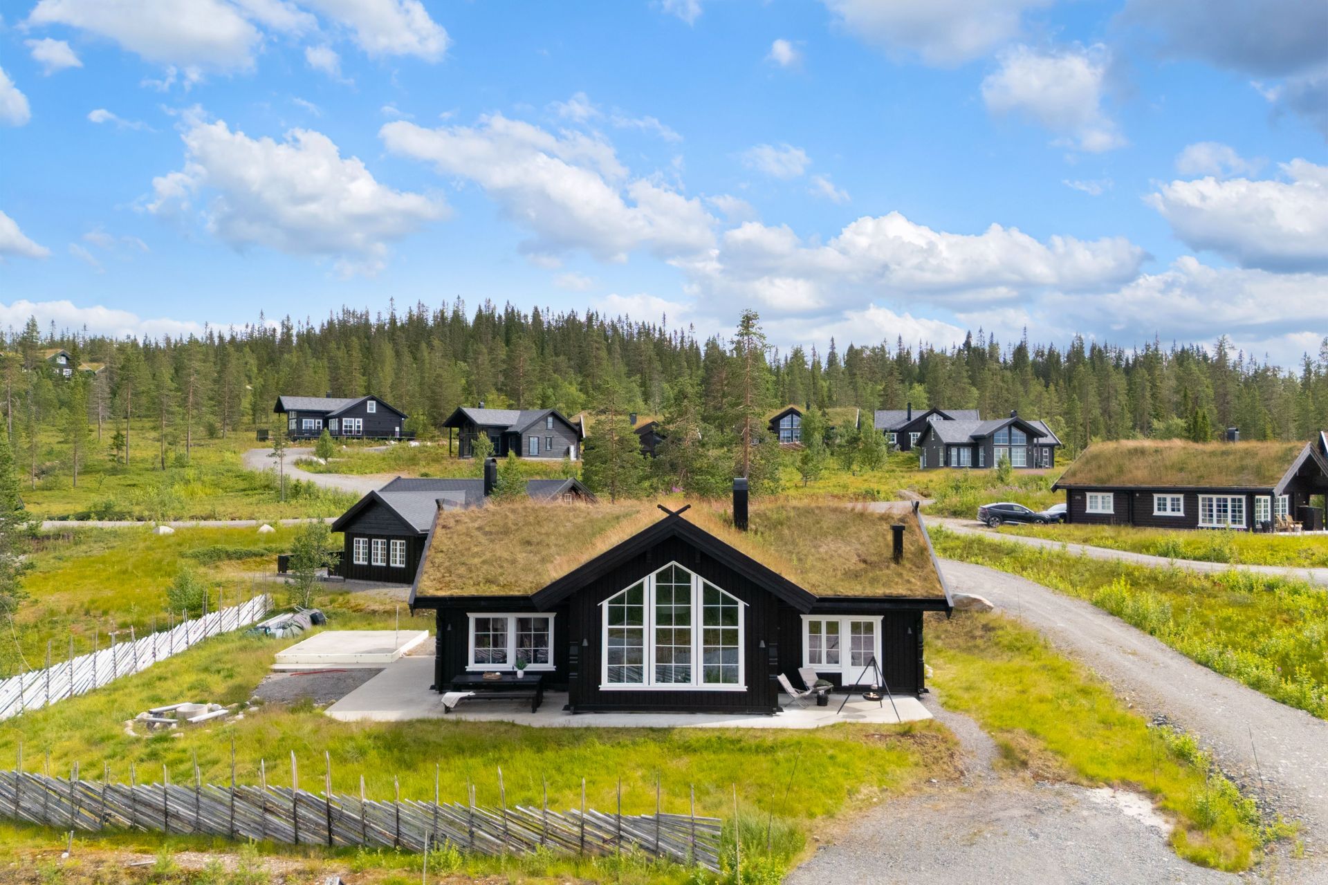 Flott hytte oppført i 2020 og ligger i et etablert hyttefelt med umiddelbar nærhet til skiløyper. Foto: Husfoto.no. Bilde nummer 1 av 3