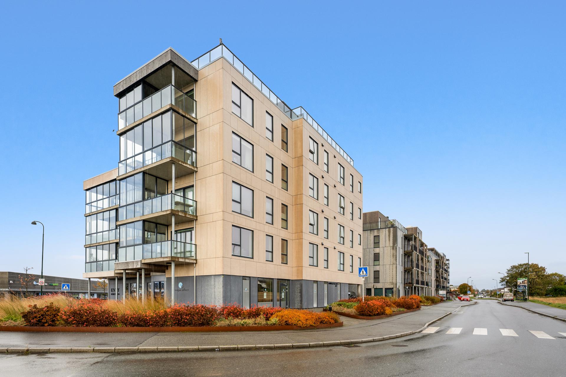 Moderne boligbygg fra 2020 med forretningslokaler på gateplan og heis til leilighetsplanene.. Bilde nummer 2 av 3