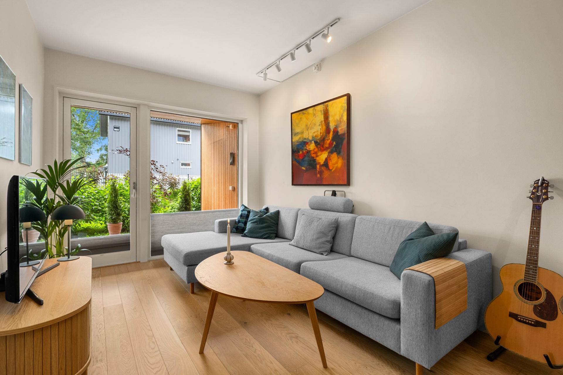 Elisabet Aass v/ EiendomsMegler 1 har gleden av å presentere denne flotte leiligheten i Paul Fjermstads veg 24 B! Foto: Interiørfoto, Michael Eid.  Lys og trivelig stue med utgang til sørvendt terrasse.. Bilde nummer 1 av 3