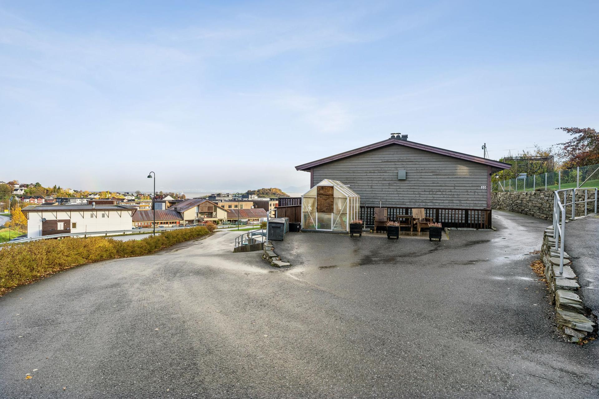 Fin 2-roms selveierleilighet i sentrum av Vestnes. Leiligheten har enkel adkomst og parkeringsplass like ved leiligheten. Bilde nummer 2 av 3