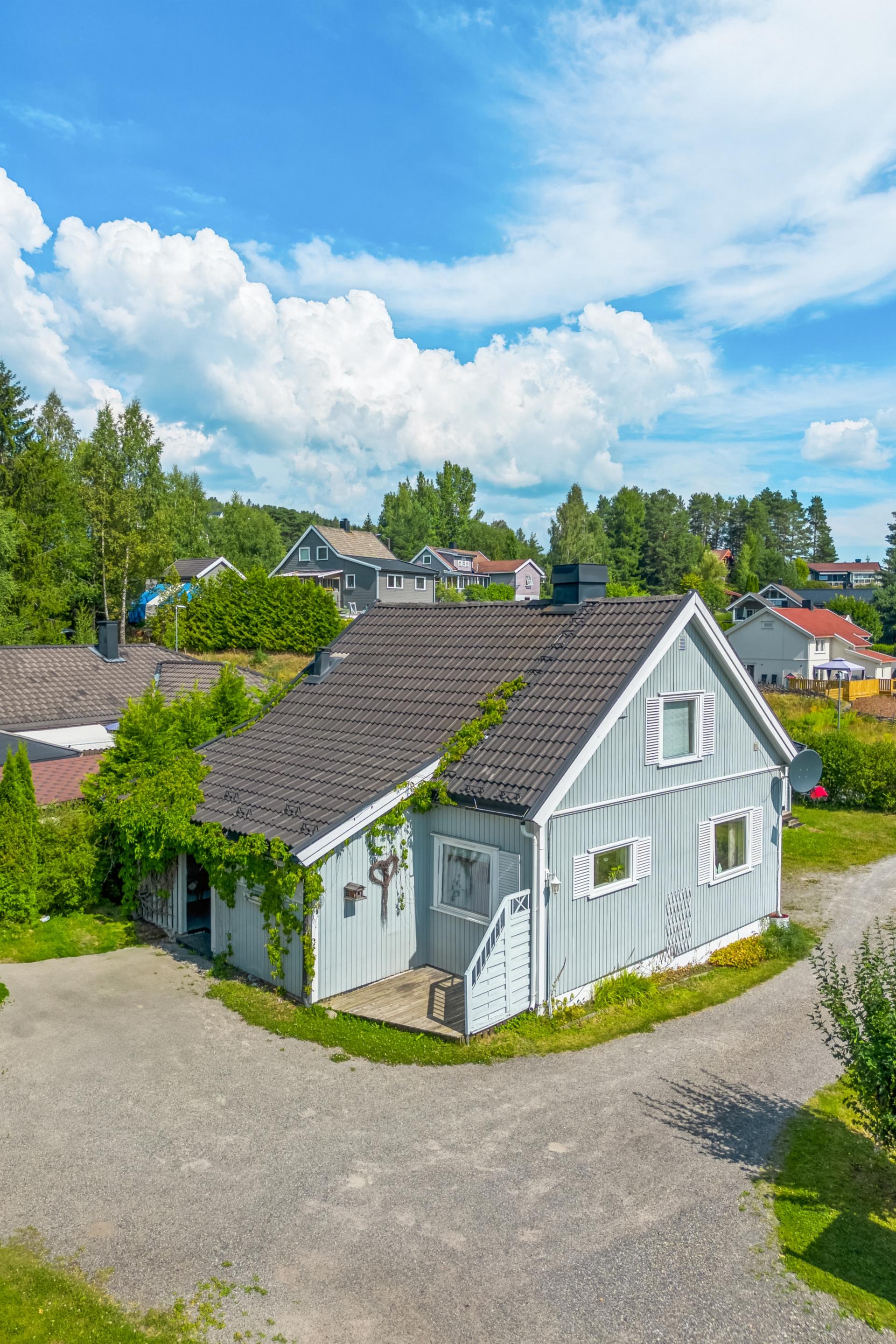 Boligen ble oppgradert med ny taktekking og endel vinduer i 2010. . Bilde nummer 3 av 3