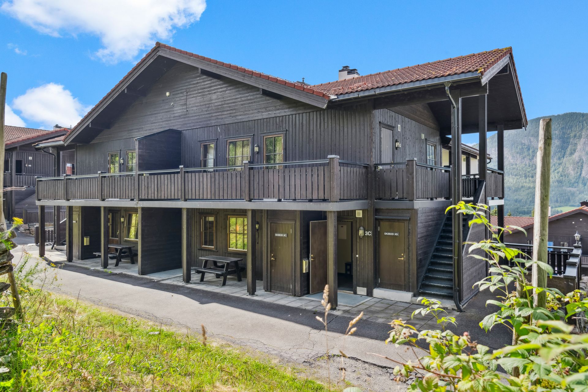 3-roms i 2. etasje med inngang fra bakkeplan mot øst. Bilde nummer 2 av 3