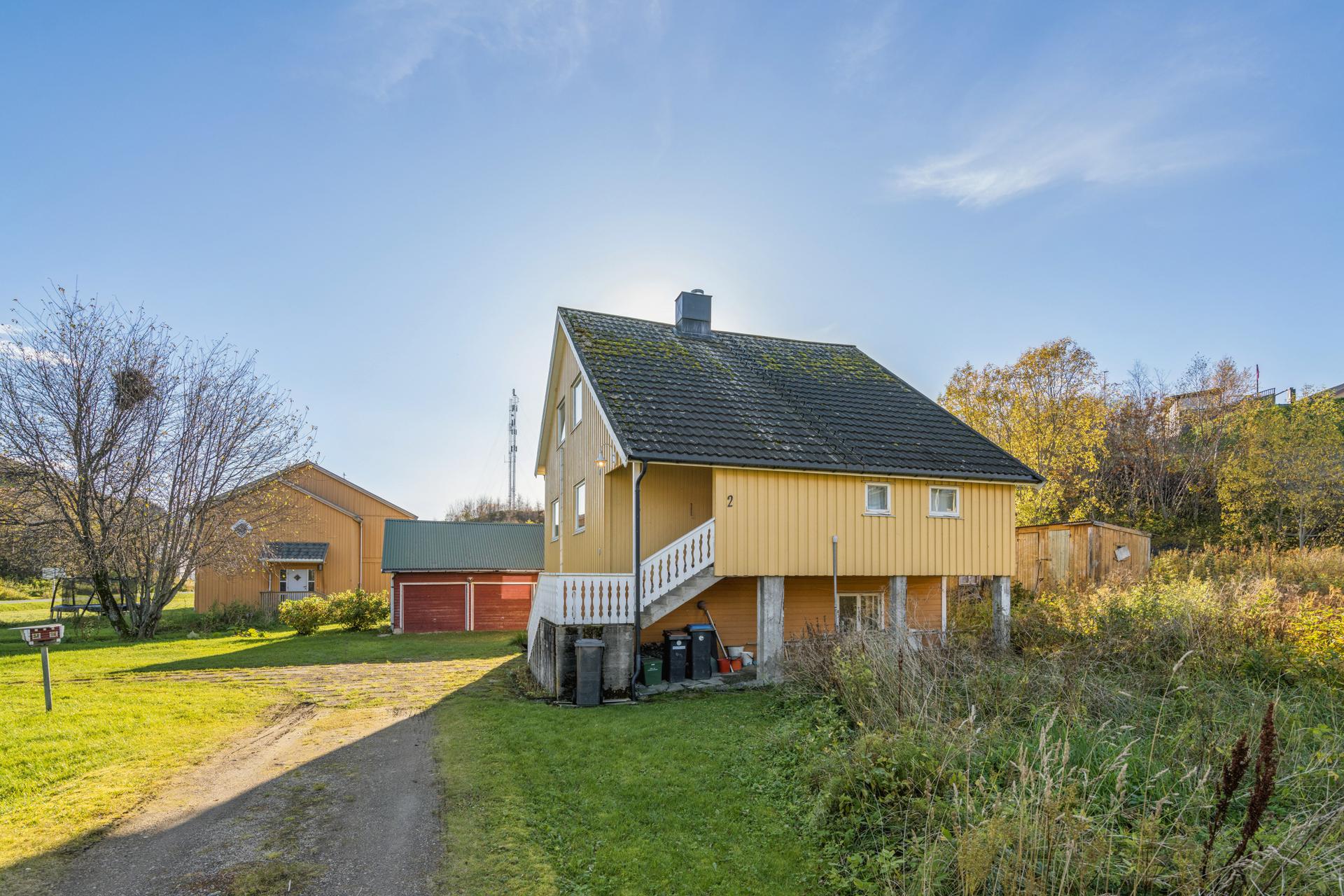 På tomten er det også en dobbelgarasje , et uthus og en utebod. Det må påregnes oppgraderinger. . Bilde nummer 3 av 3