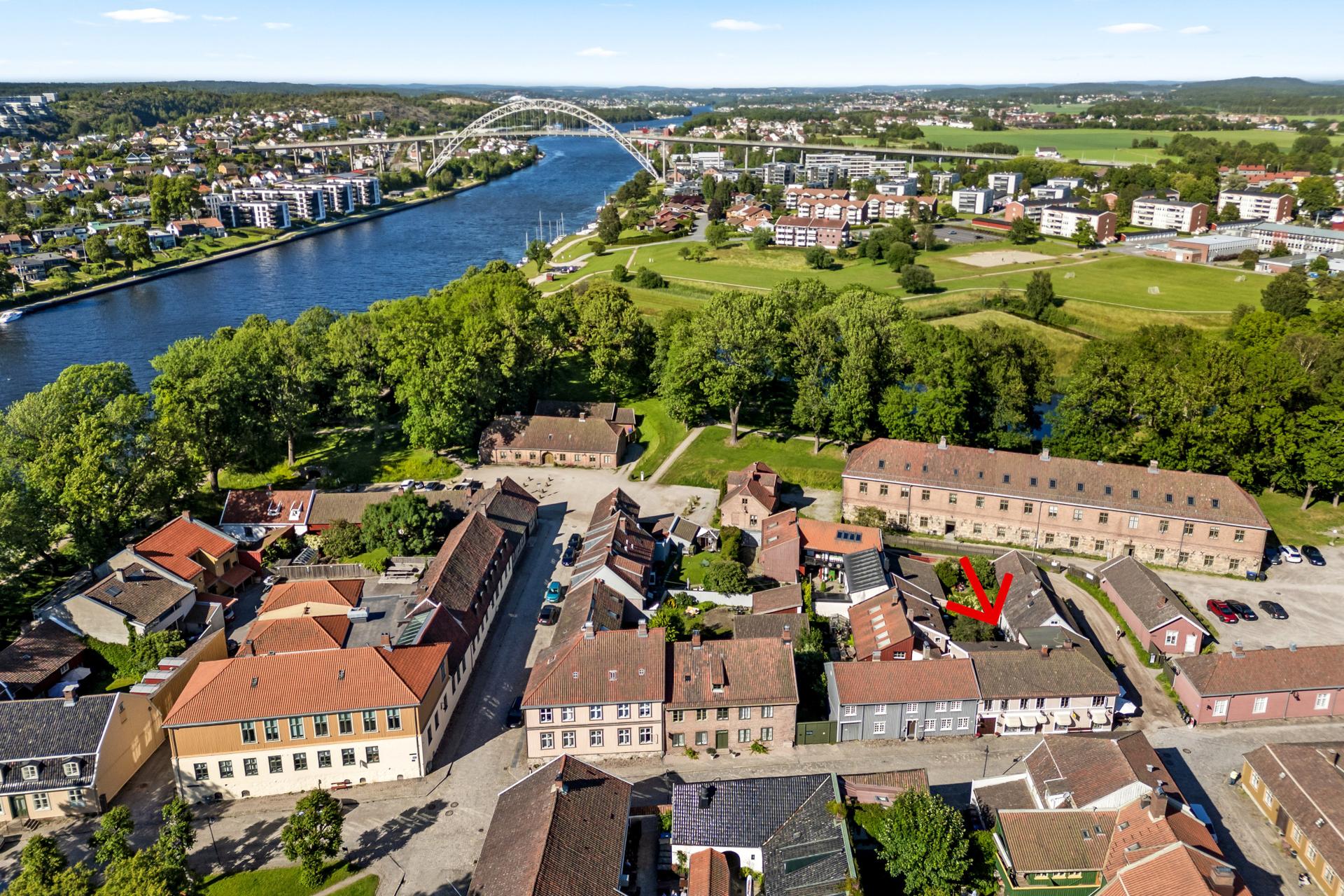 Gamlebyen byr på en unik atmosfære med sine historiske bygninger og torg.. Bilde nummer 3 av 3