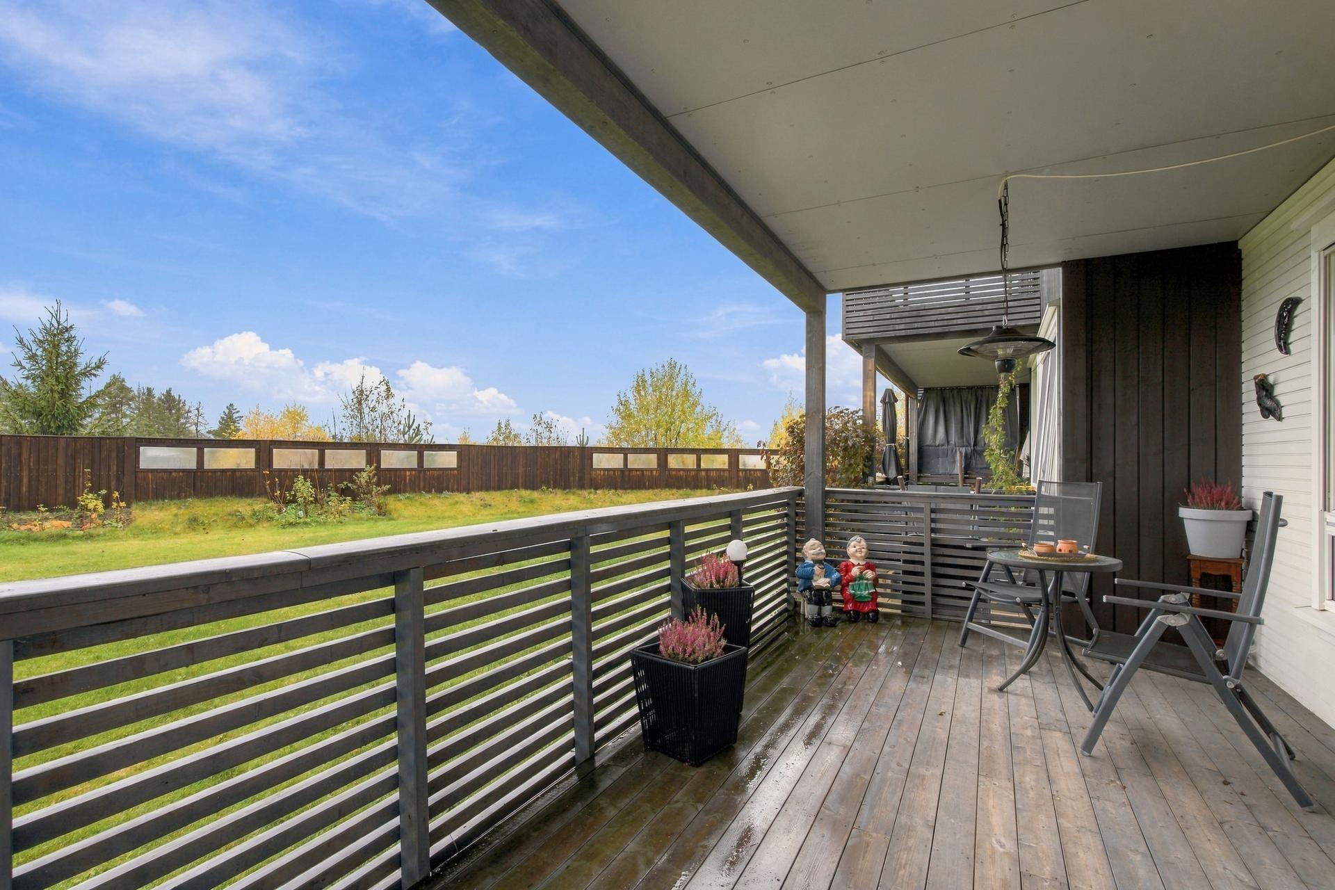 Leiligheten har en koselig overbygd terrasse med plass til utemøbler.. Bilde nummer 2 av 3