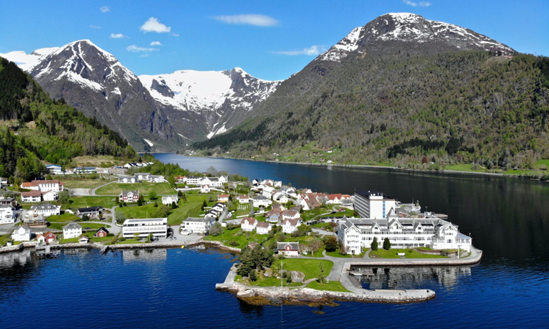 Leilegheitene passar like godt for fastbuande som til ferieføremål - her kan ein nyte det gode liv ved sjøen med gåavstand til alt Balestrand har å by på!. Bilde nummer 3 av 3