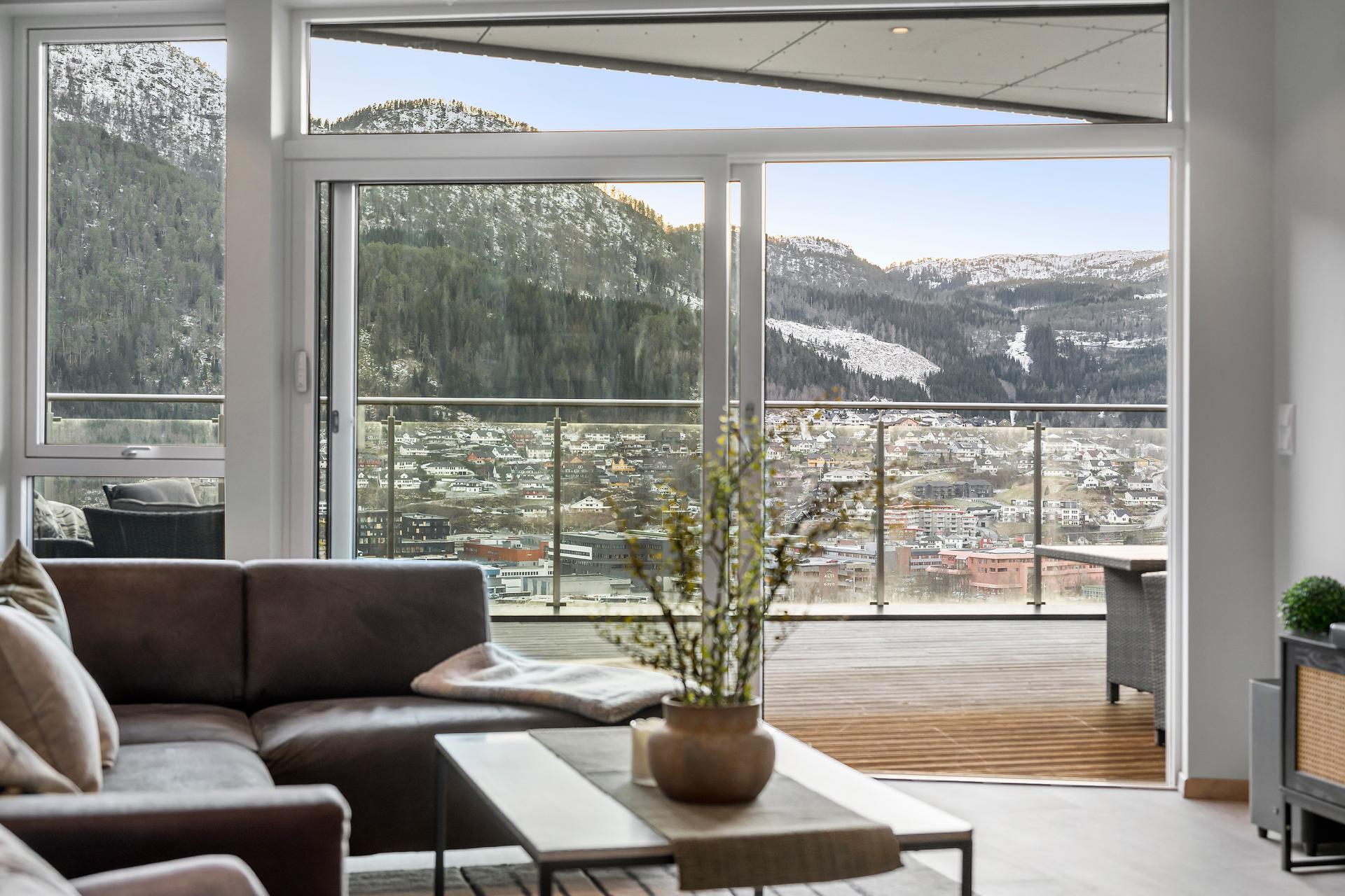Leilegheita har storslått utsikt over sentrum, både inne og på terrassen.. Bilde nummer 2 av 3