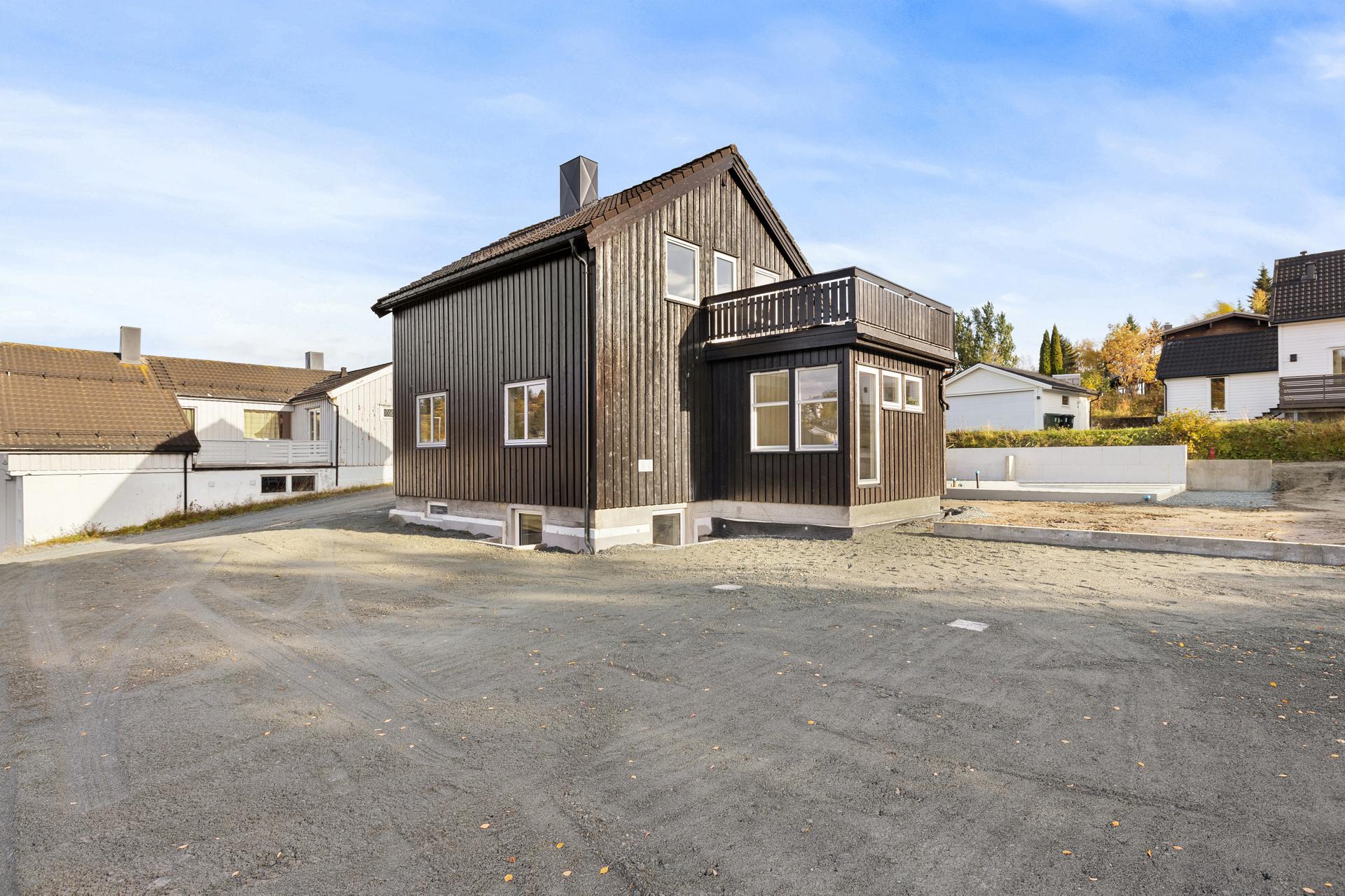 En enebolig fra 1955 som har vært gjennom omfattende oppussing i 2025. På fremsiden av huset vil det etableres en gårdsplass og felles carport.. Bilde nummer 2 av 3
