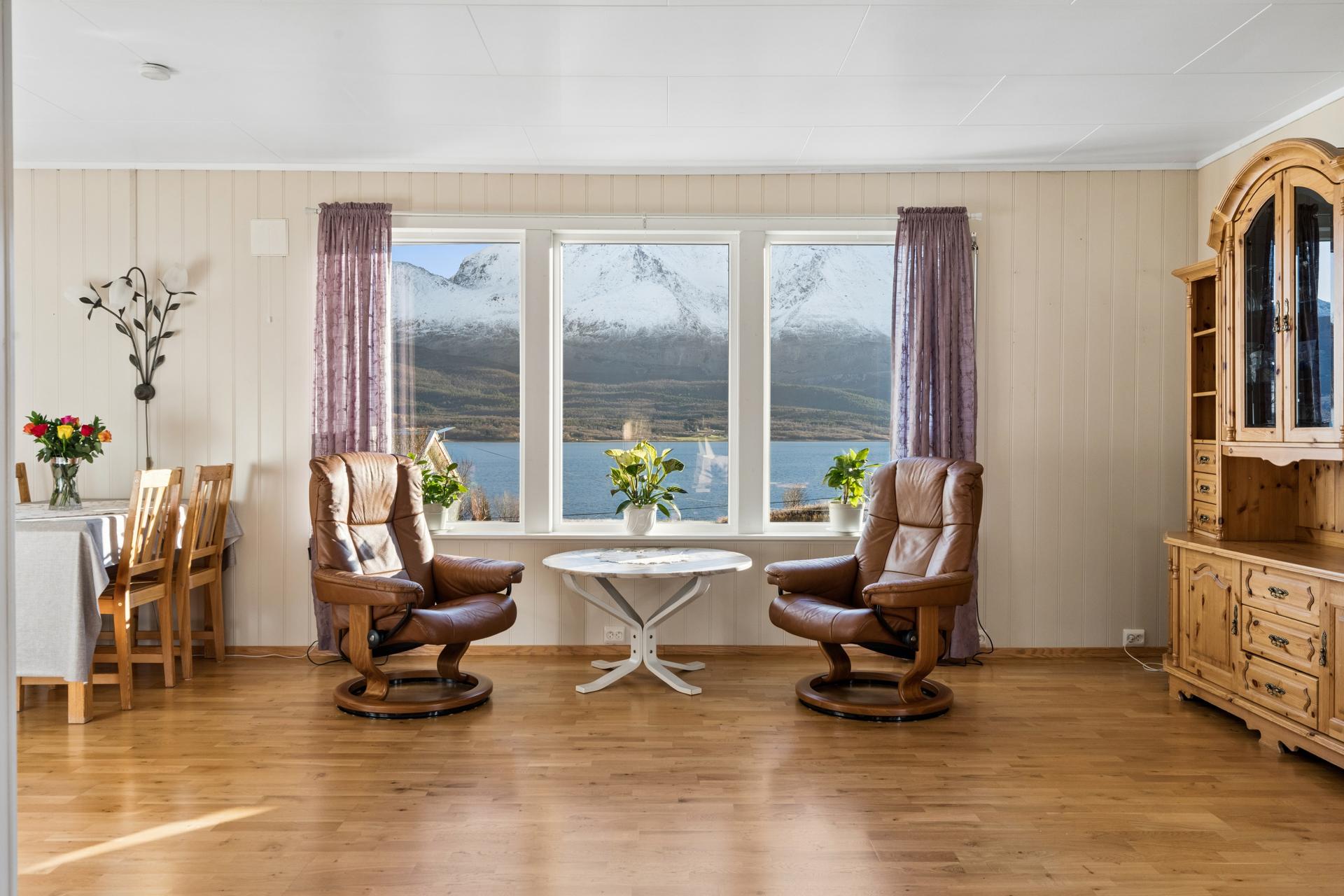 Fra stuen er det vidstrakt utsikt mot fjorden og mot Lyngsalpene.. Bilde nummer 3 av 3