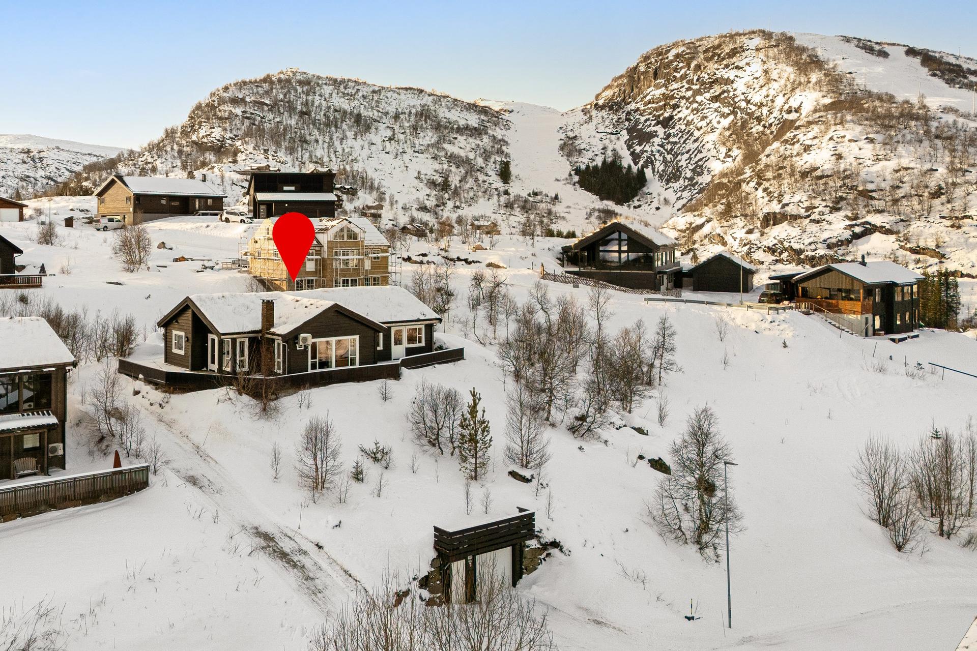 Velkommen til Myraleidet 46 - Innholdsrik enebolig (ikke boplikt) med god, sentral plassering nær løypenett og skitrekk (Ålsheia). Garasje, utsikt, stor terrasse. Et flott sted for å nyte lange dager i sporet eller bakken og avslappende kvelder ved peisen. Bilde nummer 1 av 3