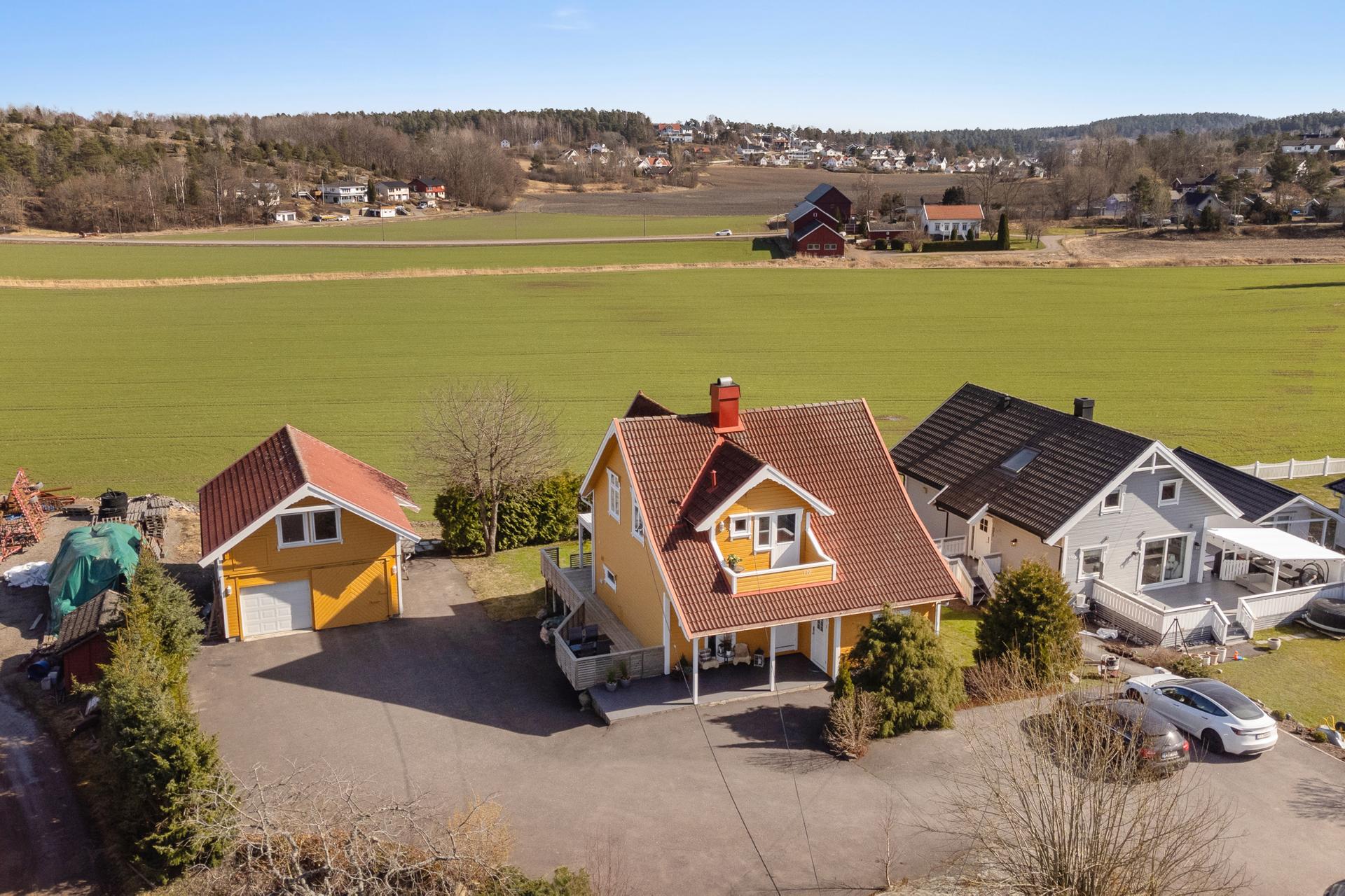 Eneboligen er over 2 etasjer + innredet kjeller. Dobbeltgarasje med loft.. Bilde nummer 3 av 3