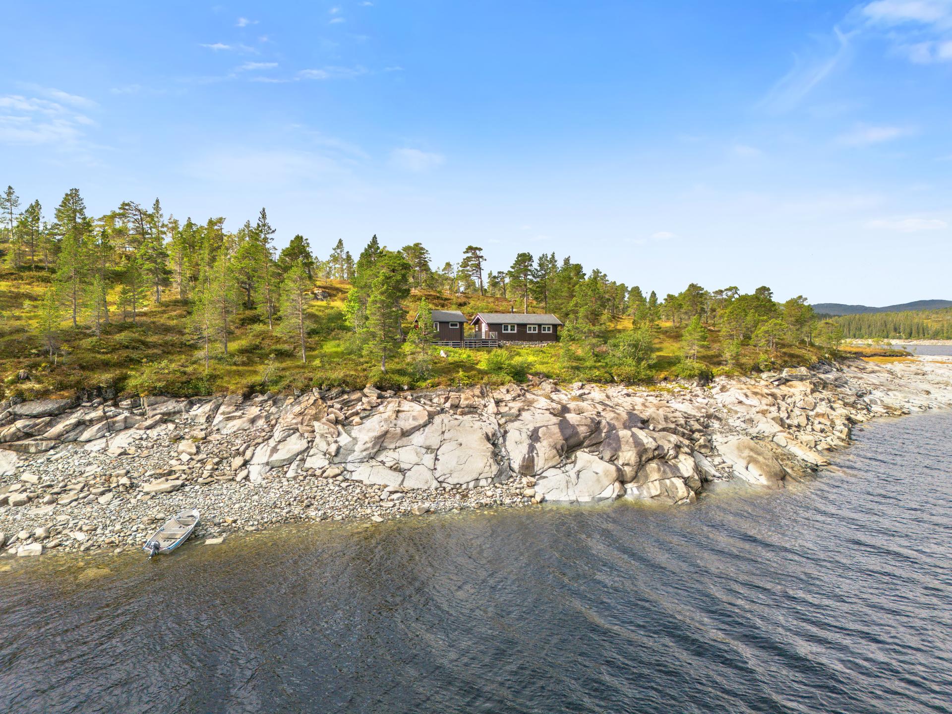 Hytta har usjenert og solrik beliggenhet med vid utsikt over vannet!. Bilde nummer 2 av 3