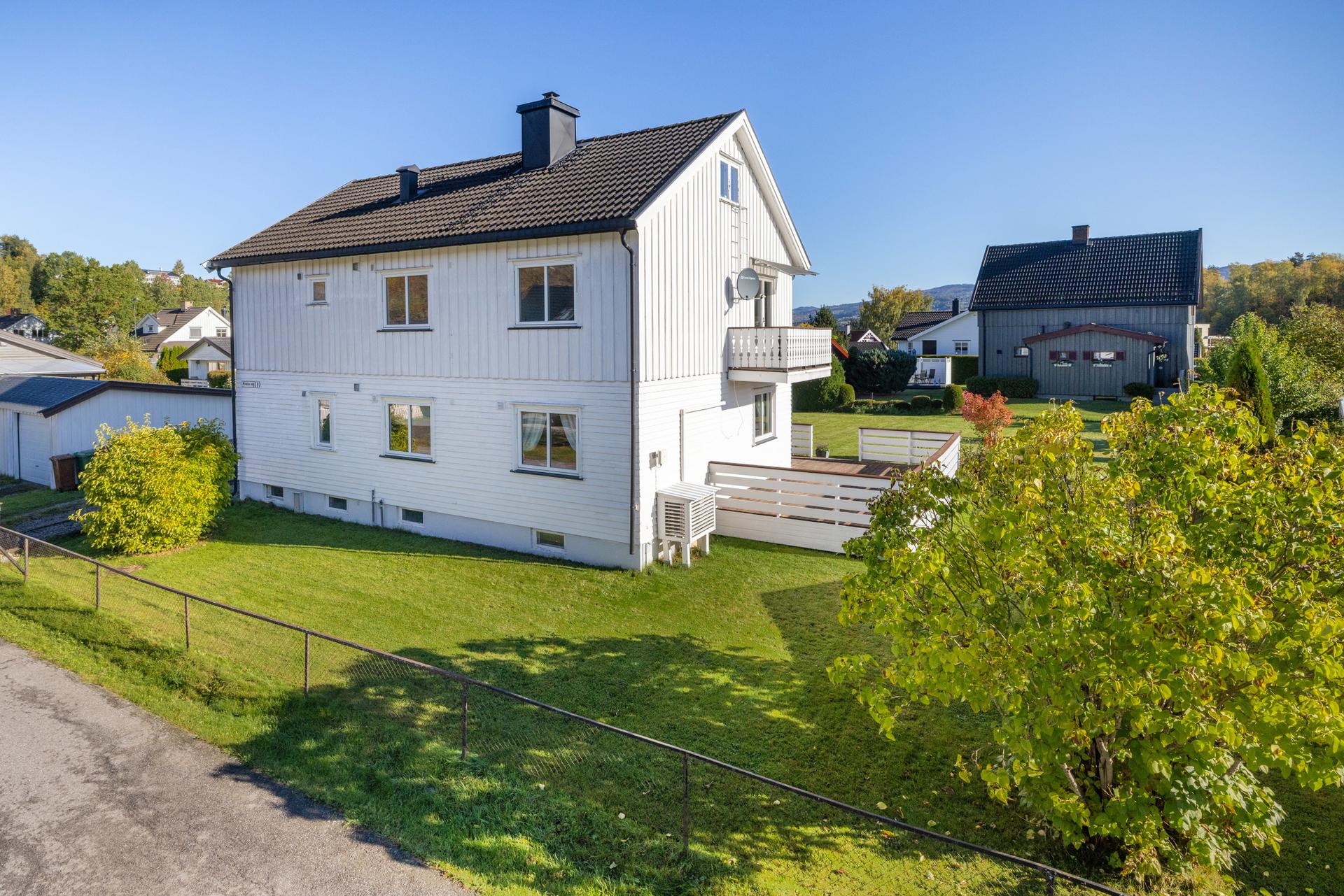 Velkommen til Mindes Vei 9! Foto: Normann Foto AS. Bilde nummer 1 av 3