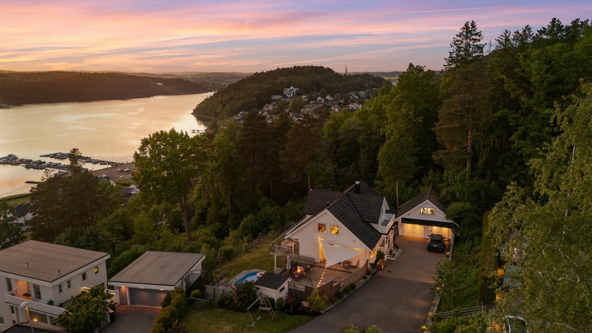 Privat beliggenhet i blindvei med nærhet til sjø og skog. Bilde nummer 2 av 3