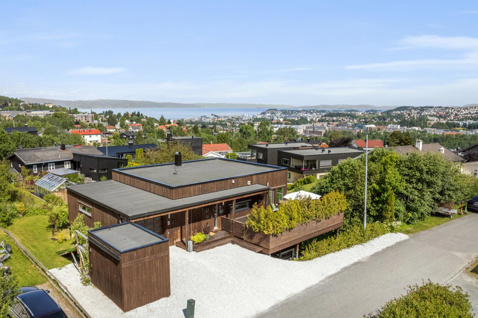 Fantastisk utsikt over Trondheim by og fjord.. Bilde nummer 1 av 3