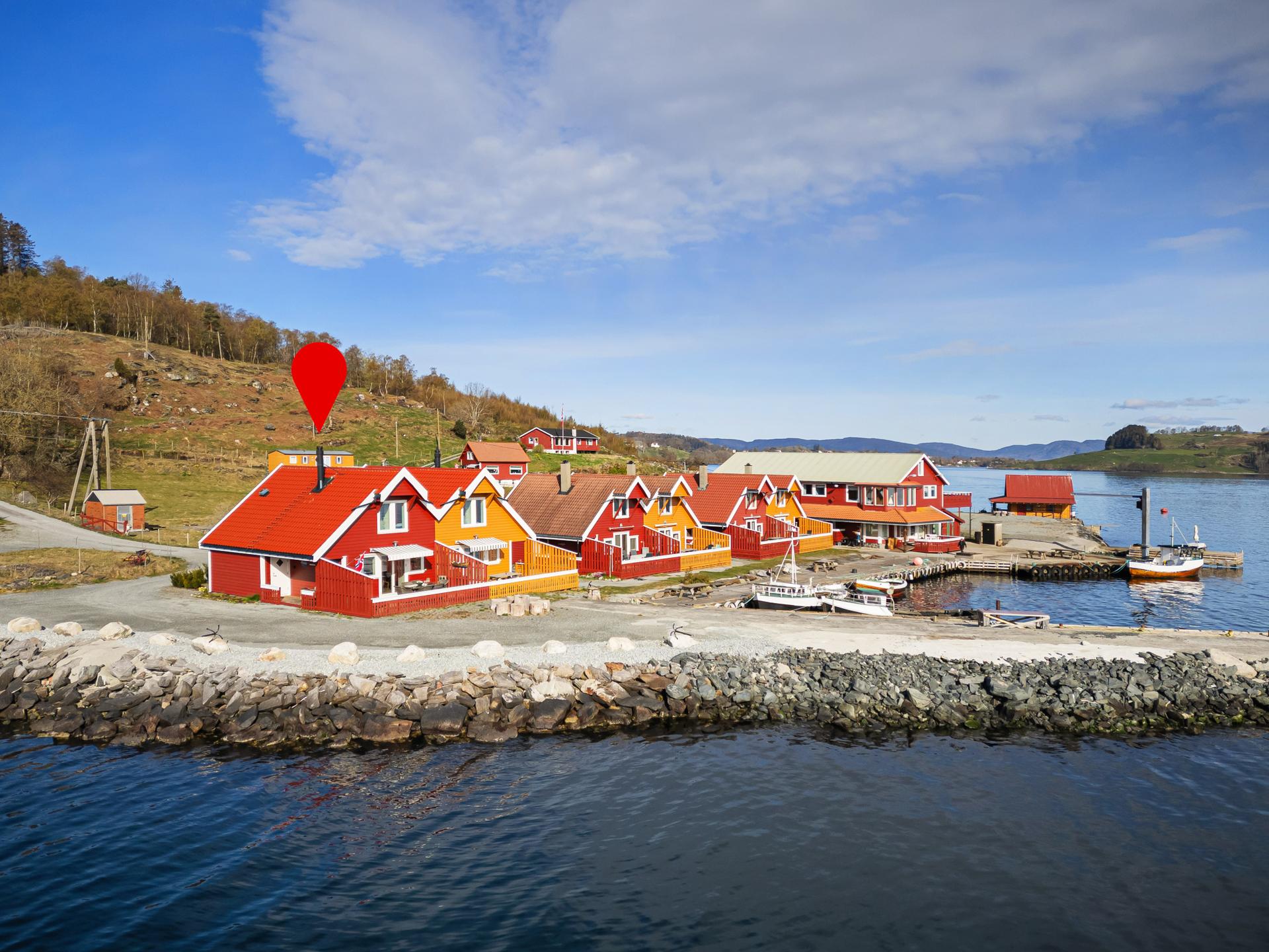 Velkommen til Helgøy Brygge - Flott nausthytte bygget i 2018. Båtplass like utenfor. "Midt i smørøyet" i Ryfylkebassenget. Bilde nummer 1 av 3