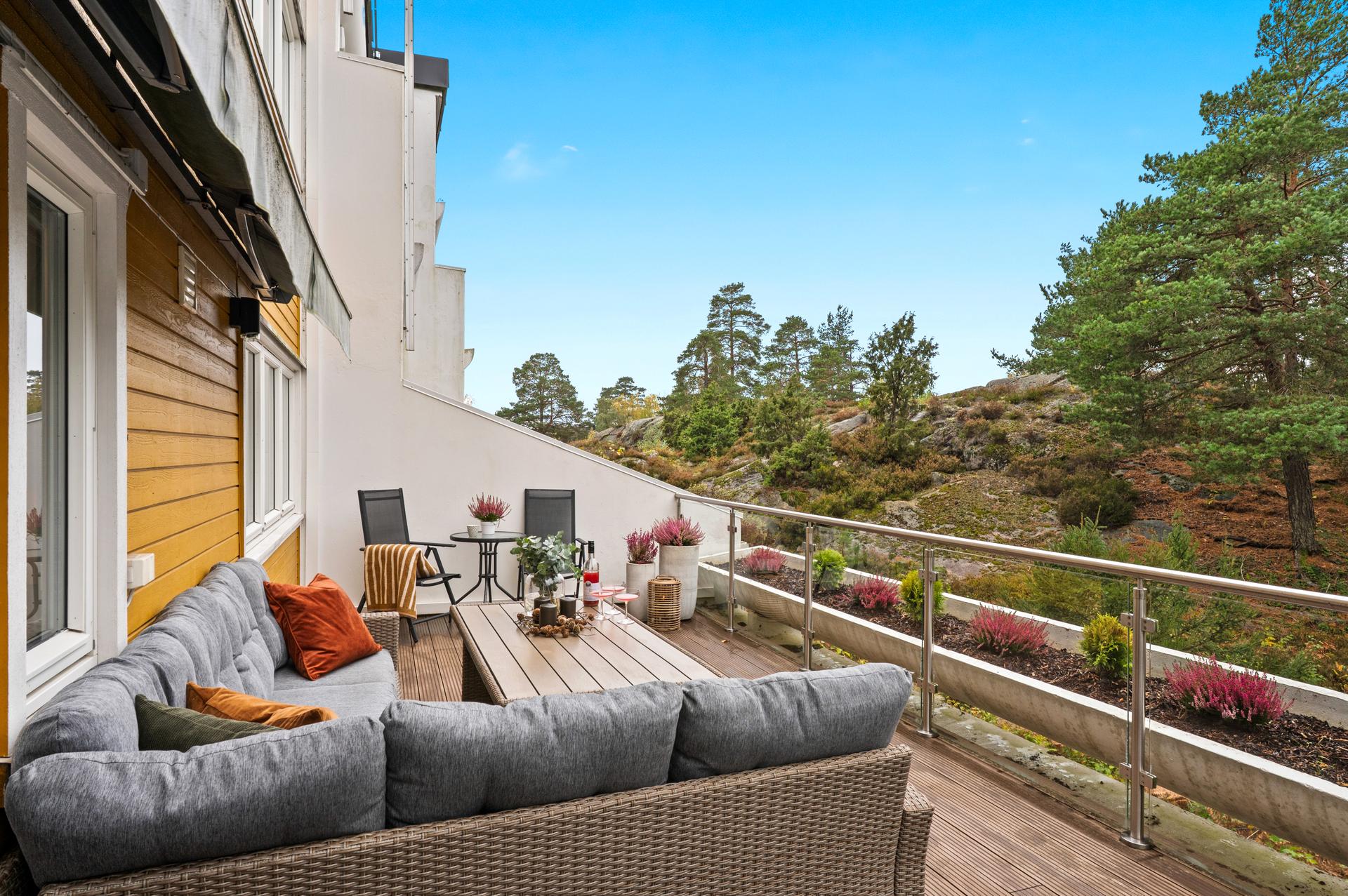 Romslig terrasse vendt mot grønne omgivelser.. Bilde nummer 2 av 3