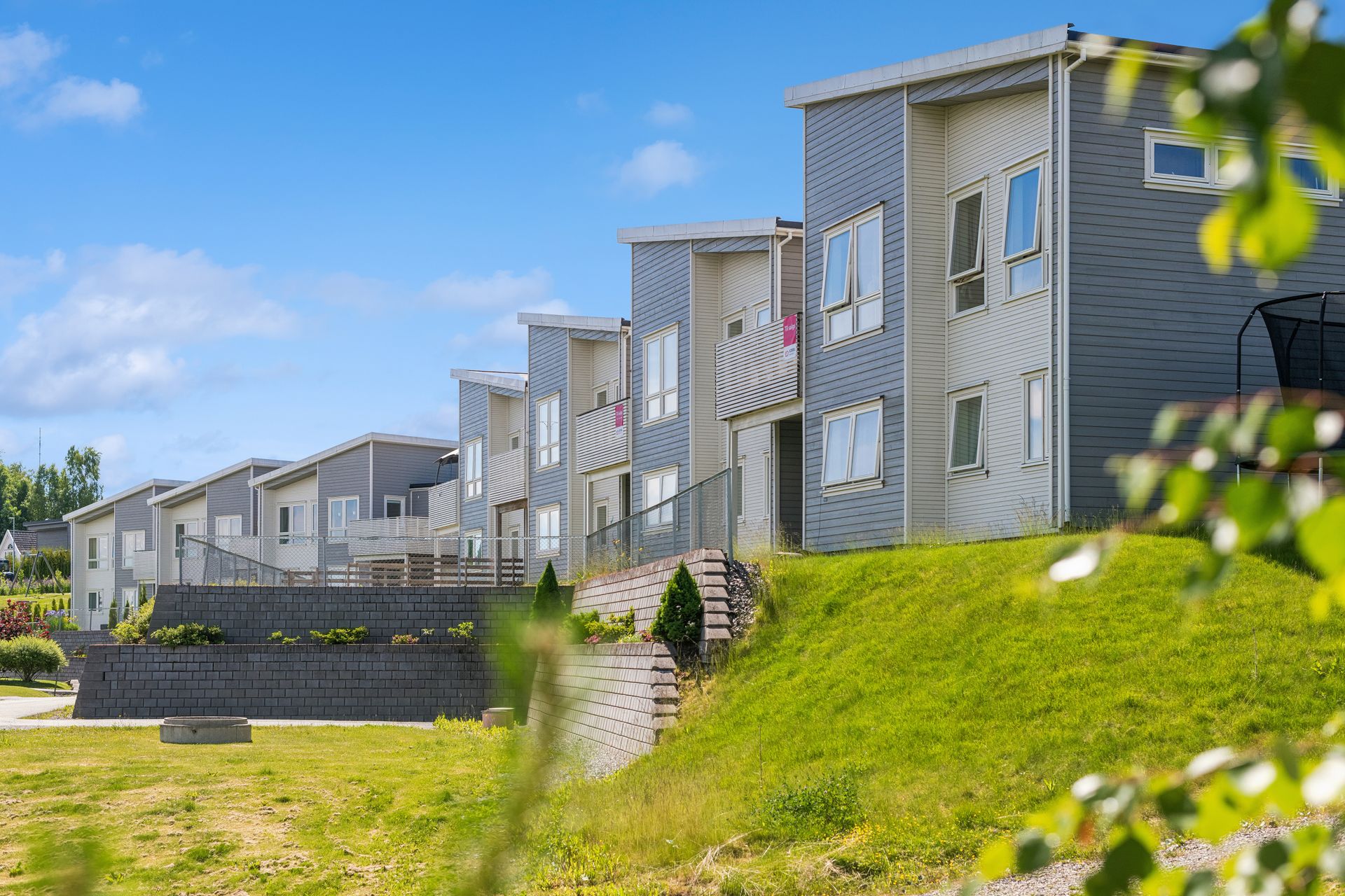 Boligen ligger i Liakollen, et nyere og rolig boligfelt med lite gjennomgangstrafikk.. Bilde nummer 2 av 3
