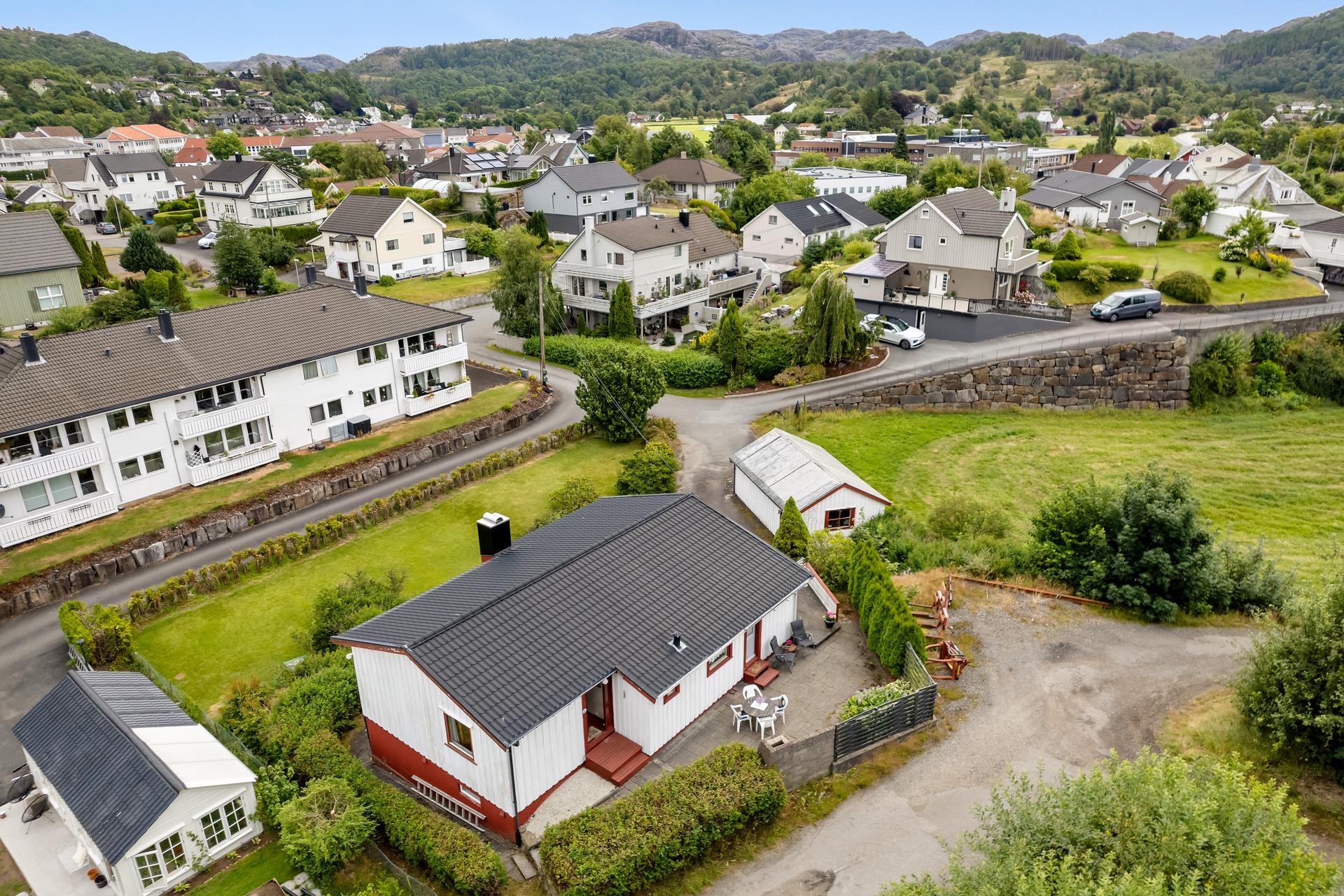 Eiendommen ligger i et etablert og rolig nabolag med kort vei til servicetilbud.. Bilde nummer 3 av 3
