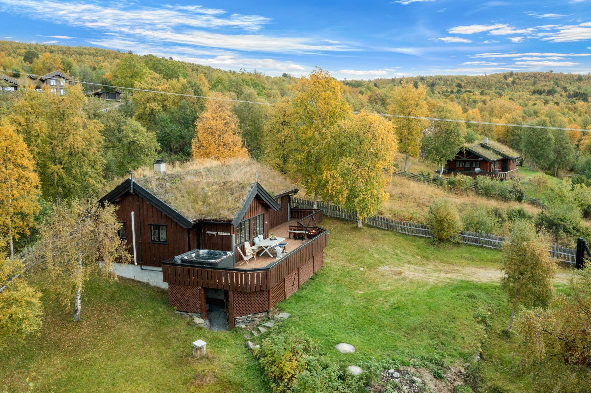 Eiendommen har usjenert og solrik beliggenhet. . Bilde nummer 2 av 3