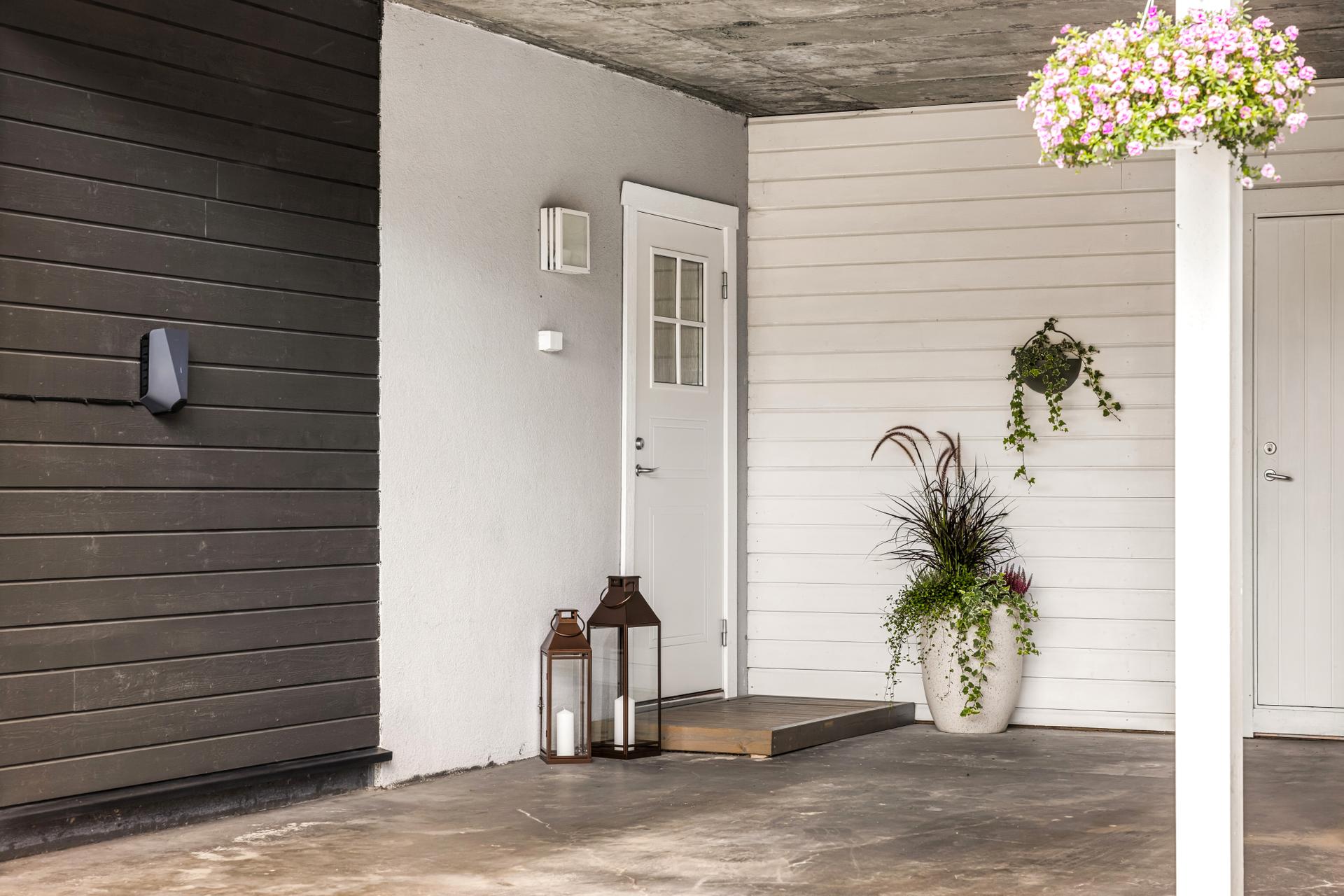 Velkommen inn! Egen inngang fra carport med plass til én bil.. Bilde nummer 3 av 3