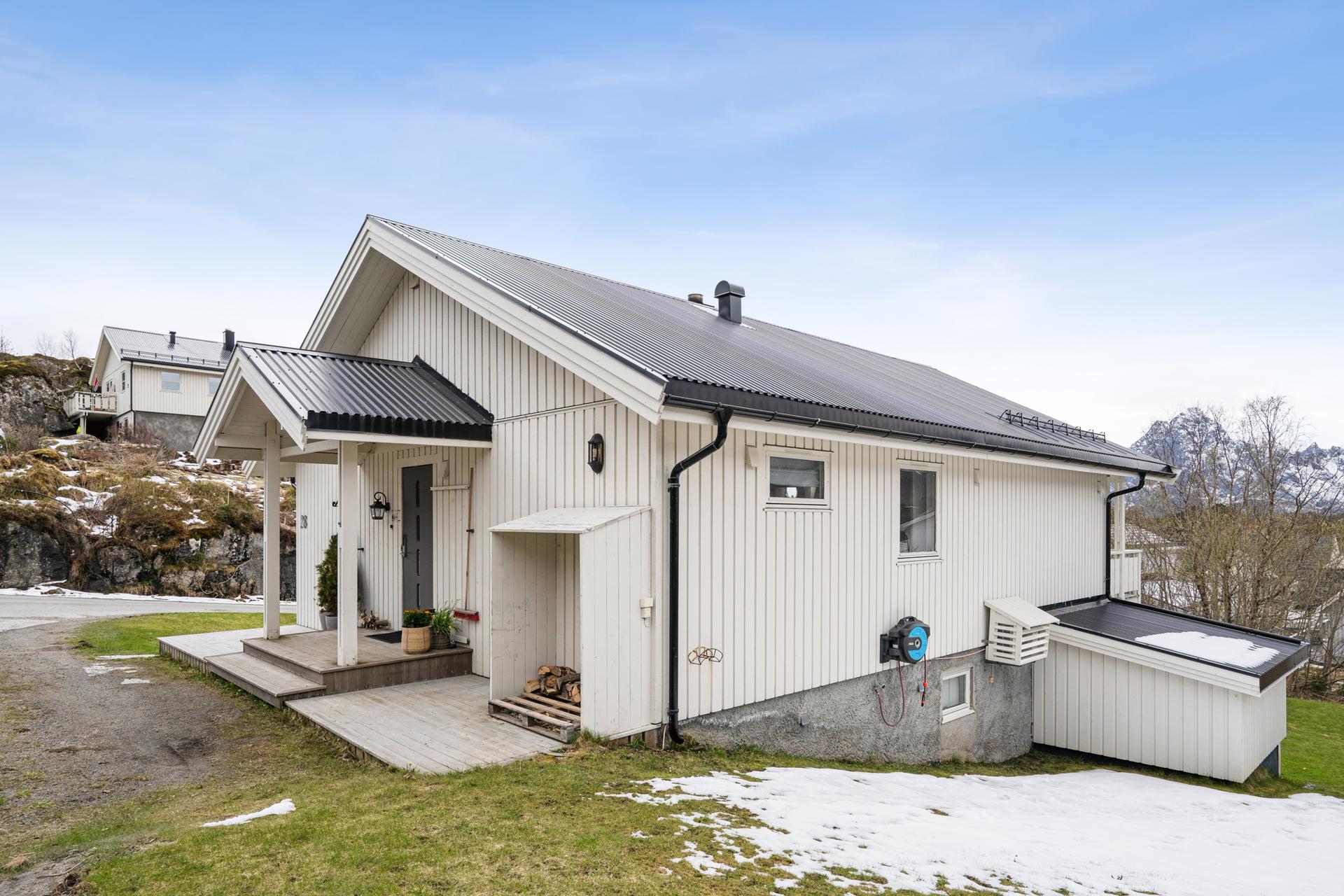 Boligen fremstår som velholdt og ligger i et barnevennlig område. Bilde nummer 3 av 3
