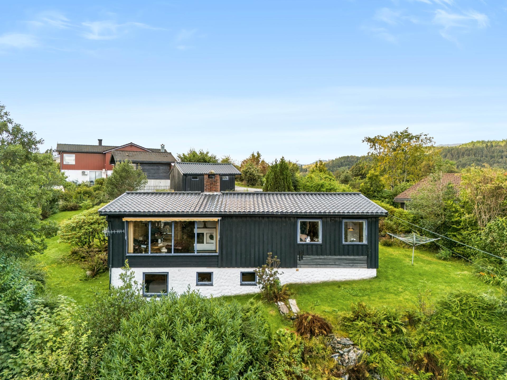 Enebolig over to plan beliggende på en romslig tomt med utsikt mot fjorden.. Bilde nummer 3 av 3