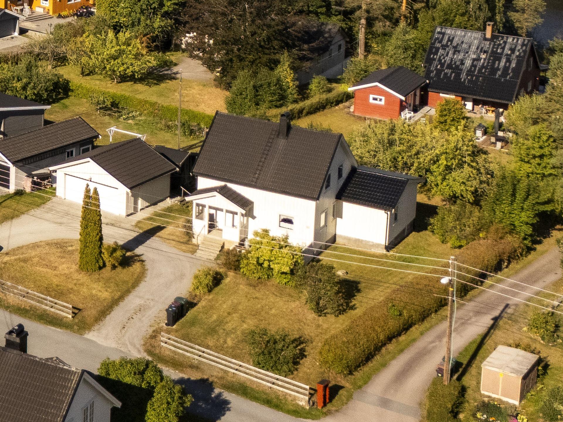 Eiendommen ligger i et etablert boligområde med gangavstand til skoler og barnehager.. Bilde nummer 2 av 3