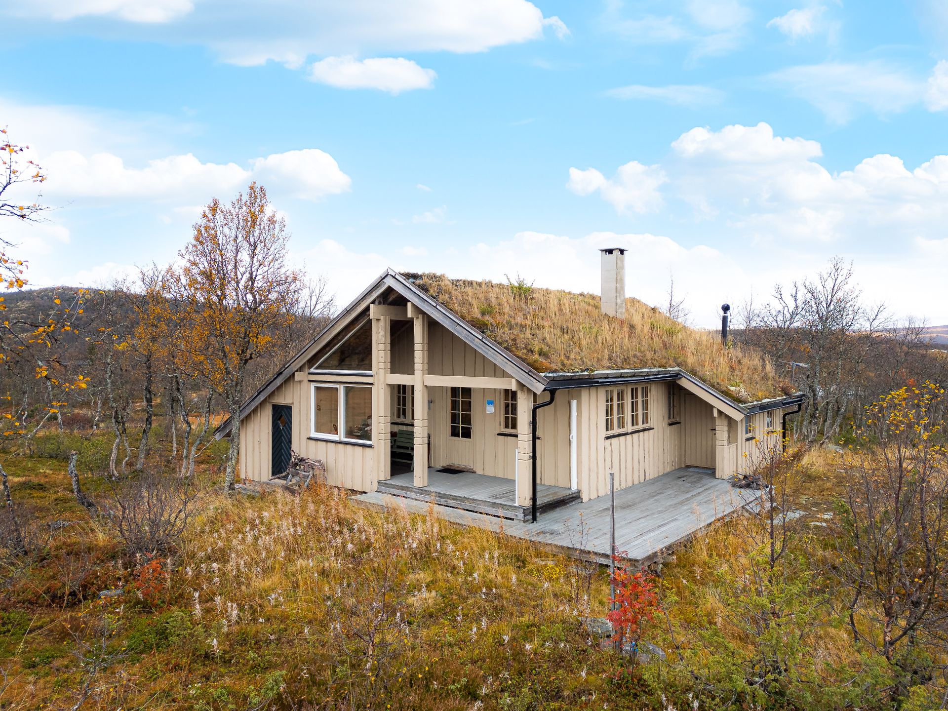 En koselig hytte med usjenert og nydelig beliggenhet i vakker natur ca. 940 moh.. Bilde nummer 2 av 3