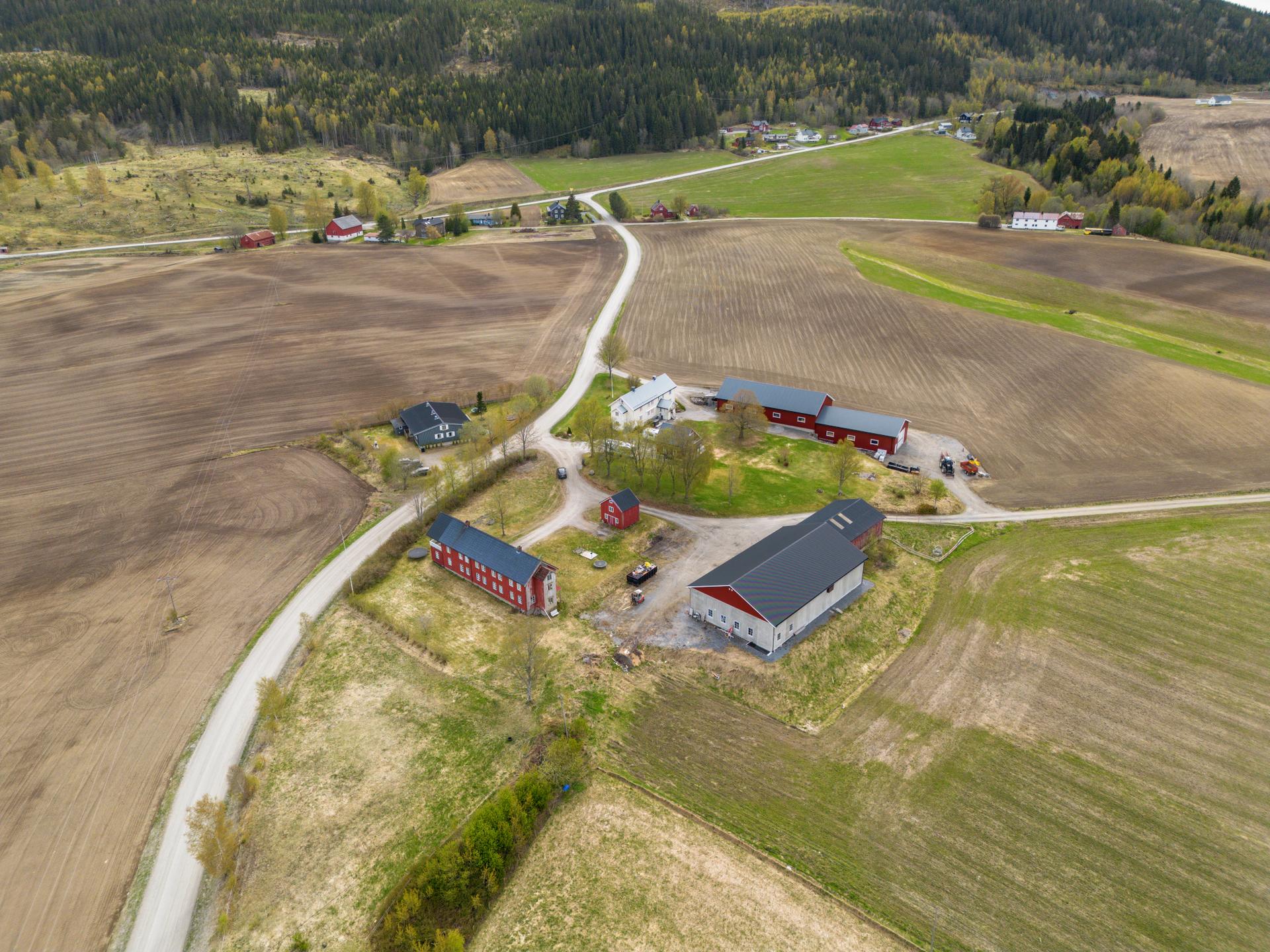Eiendommen består av trønderlån, moderne potetlager med produksjonslokale, stabbur og lagerbygg. . Bilde nummer 2 av 3