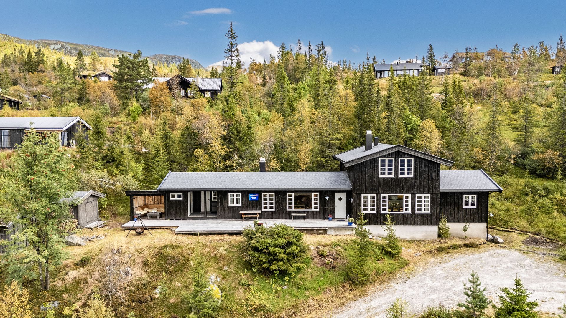 Innholdsrik familiehytte med solrik beliggenhet og flott utsikt - ca. 853 moh.. Bilde nummer 2 av 3