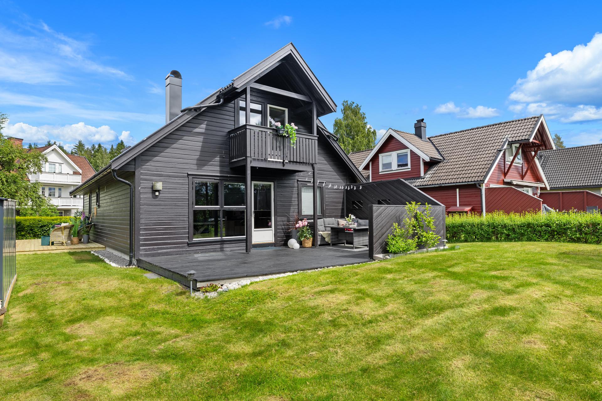 Stor, opparbeidet hage med terrasseplatting og rikelig med plass for lek og aktivitet.. Bilde nummer 3 av 3