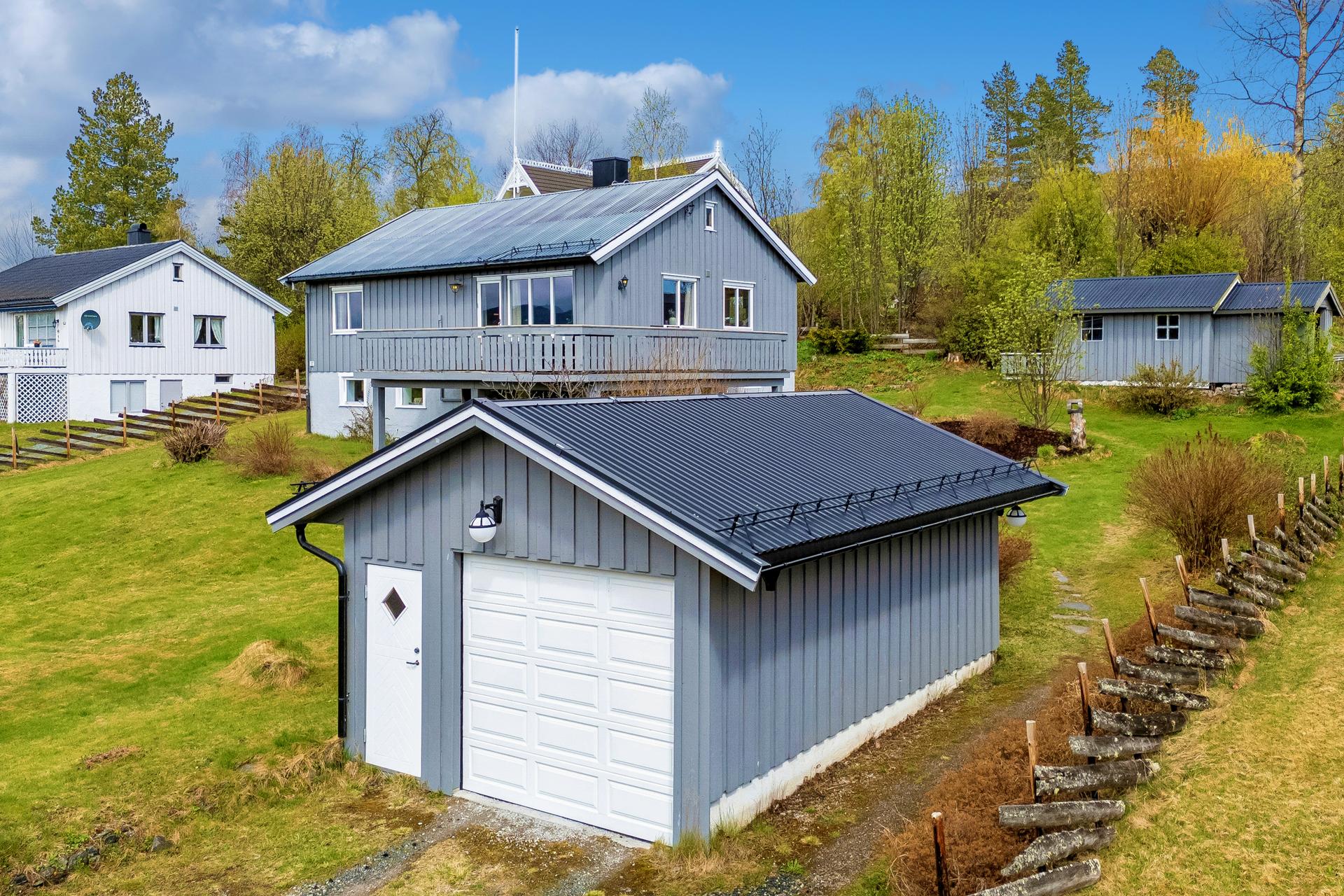 Enebolig fra 1959 med garasje fra 2010 og et separat uthus for ekstra lagring.. Bilde nummer 2 av 3