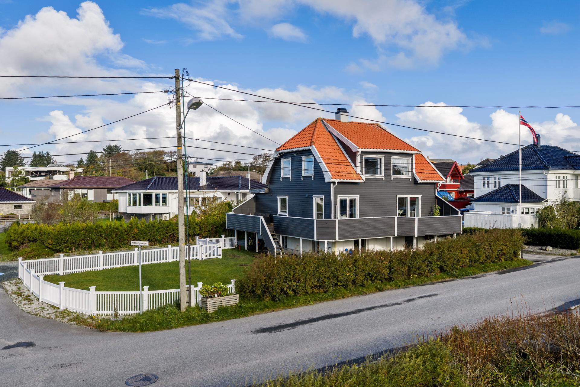 Velkommen til Åkravegen 86, presentert av Eiendomsmegler 1 Karmøy v/ Ingeborg Gangsøy Pedersen. Foto: Vestbris. Bilde nummer 1 av 3