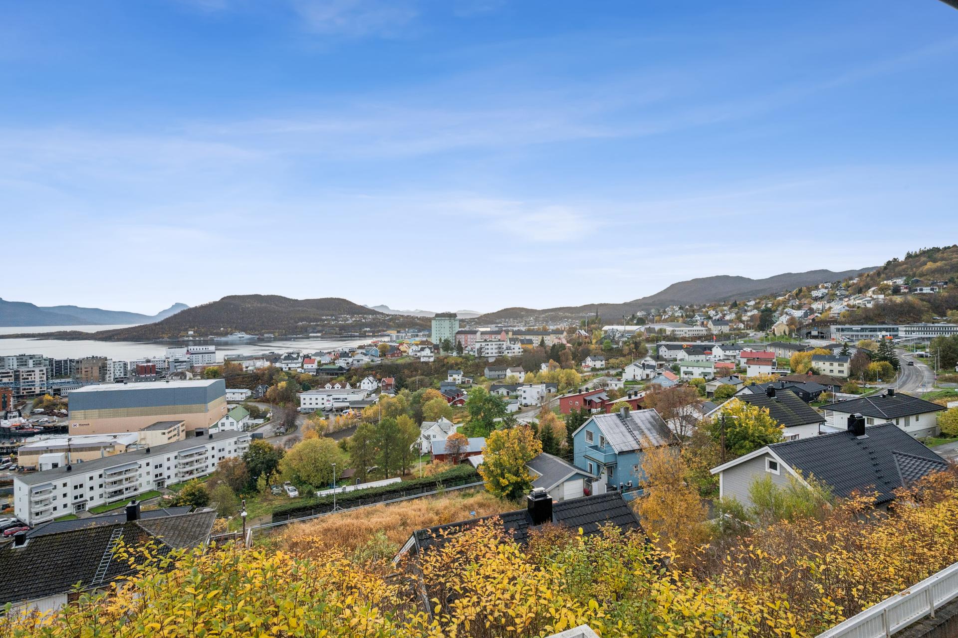 Utsikt fra eiendommen mot Harstad sentrum, havneområdet og omkringliggende fjell.. Bilde nummer 3 av 3