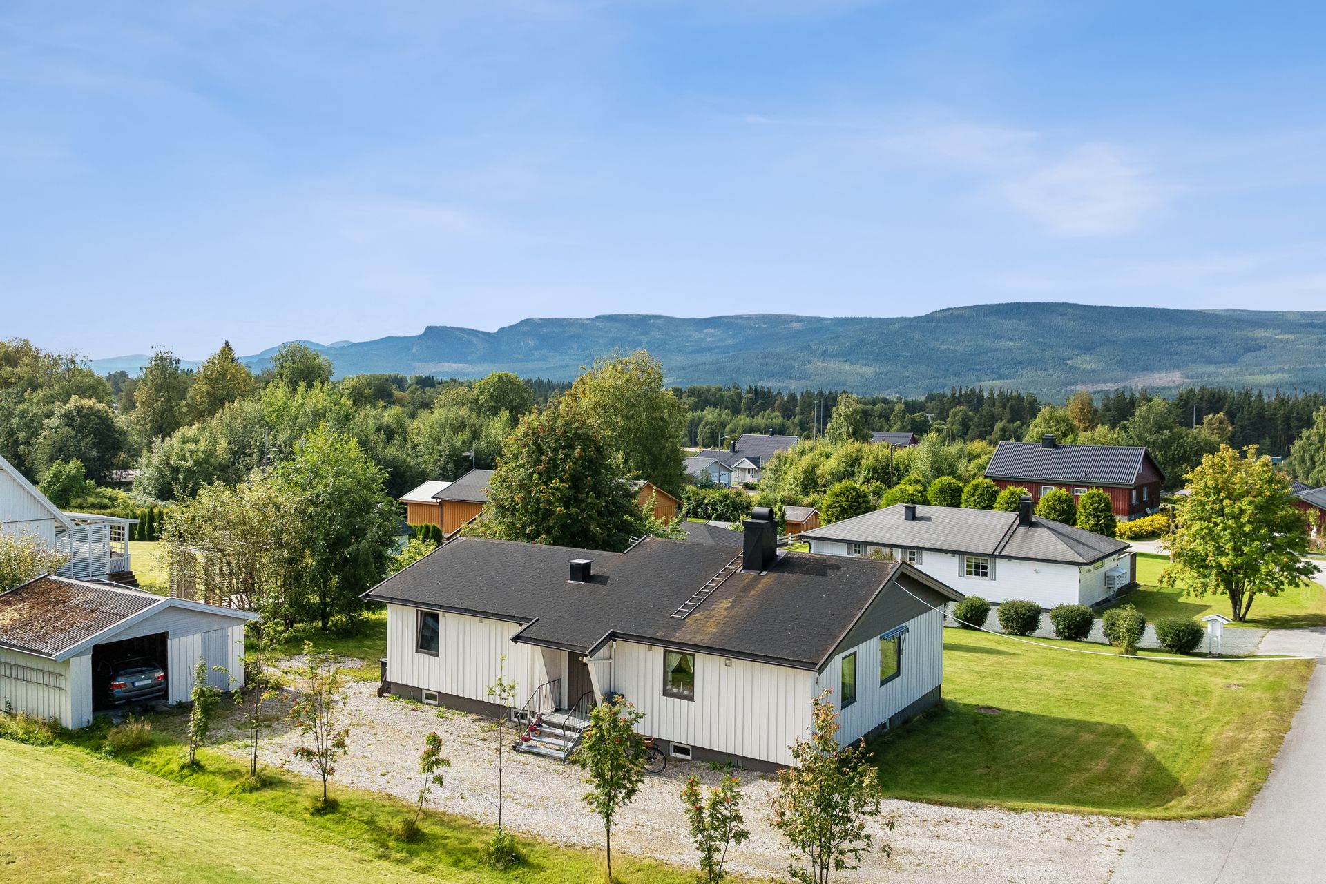 Enebolig over to plan med frittliggende garasje, beliggende i et etablert boligområde på Koppang.. Bilde nummer 3 av 3