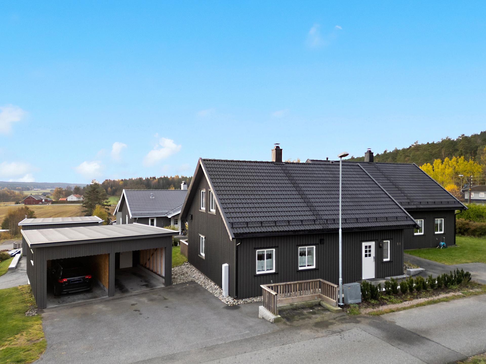Halvpart av vertikaldelt tomannsbolig fra 2021, oppført over to plan med tilhørende garasje.. Bilde nummer 3 av 3