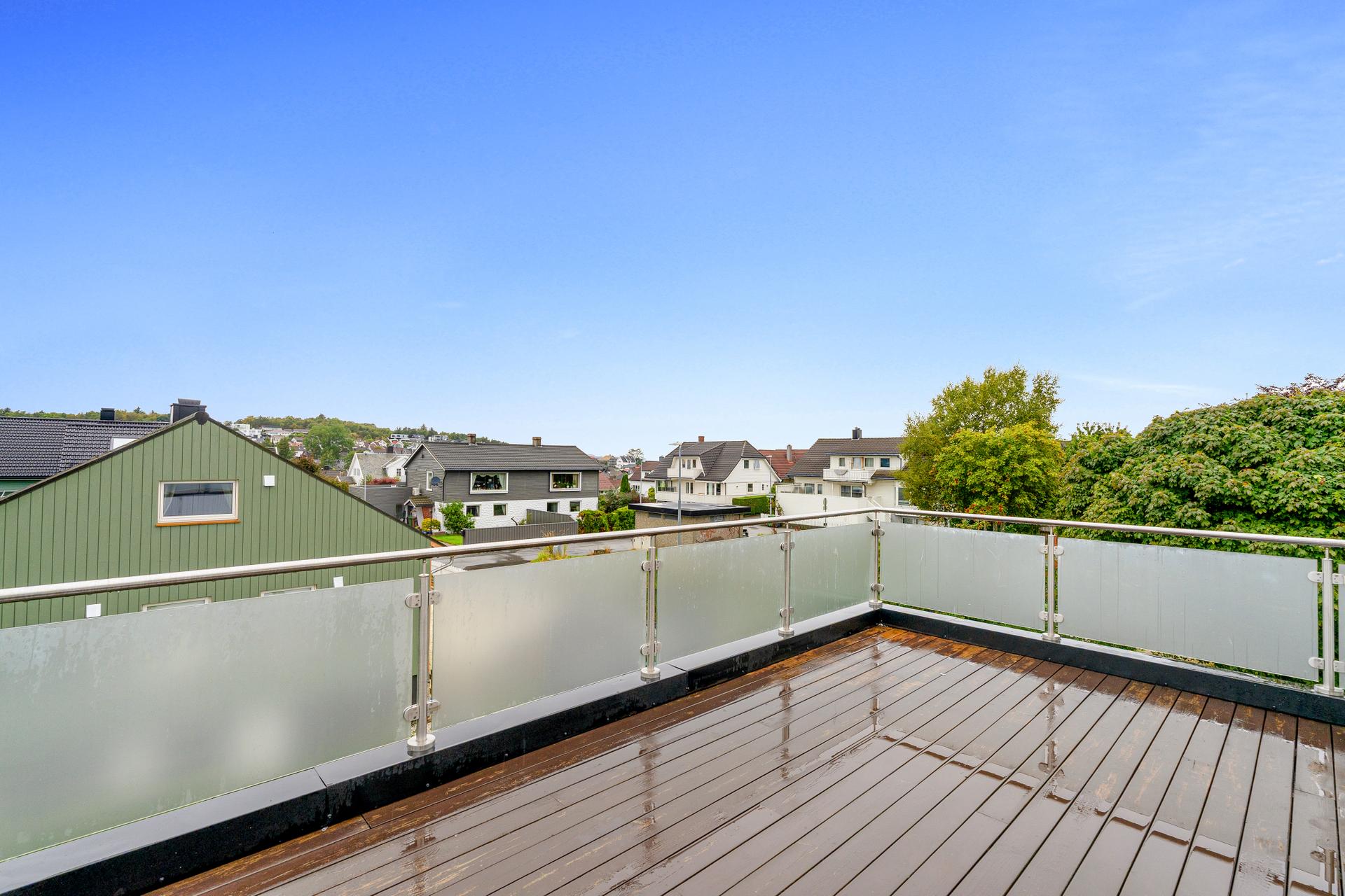 Stor takterrasse . Bilde nummer 2 av 3