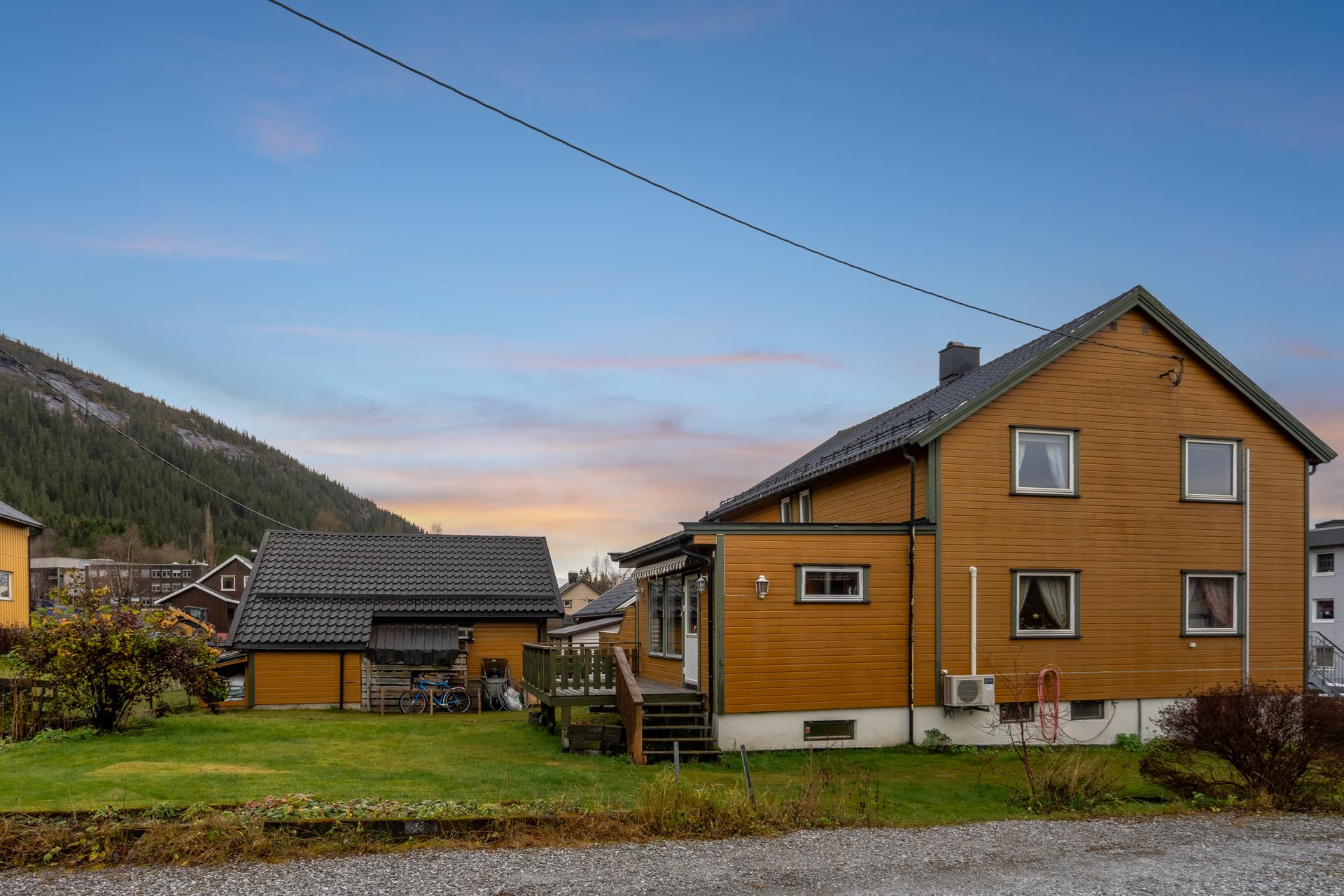 Halvpart av vertikaldelt tomannsbolig over tre plan med opparbeidet tomt og hage.. Bilde nummer 2 av 3
