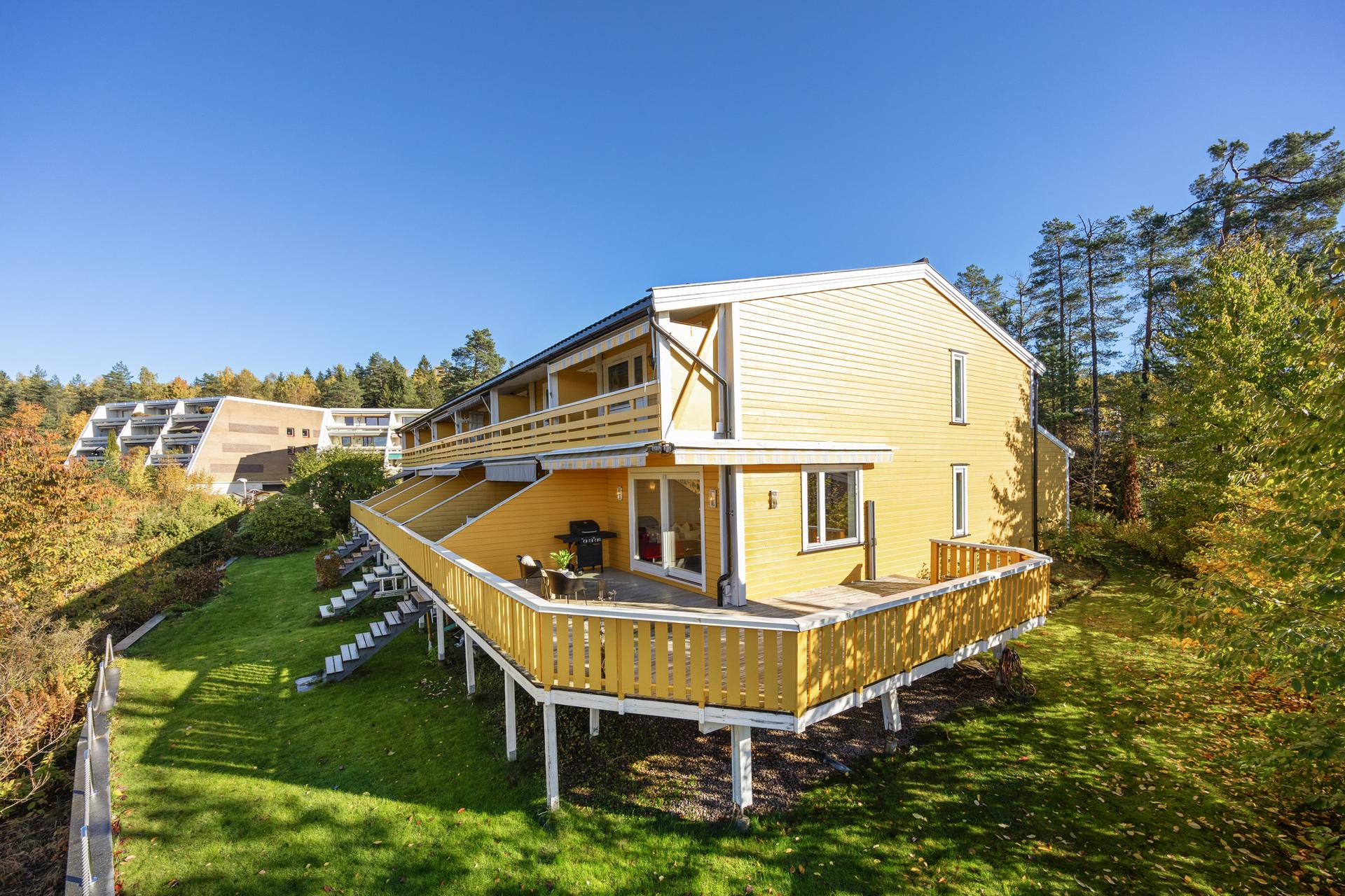 Lokalmegler Awet Tella v/ EiendomsMegler 1 har gleden av å presentere Nico Hambros vei 127! Foto: Bjørnar Døhlen.. Bilde nummer 1 av 3